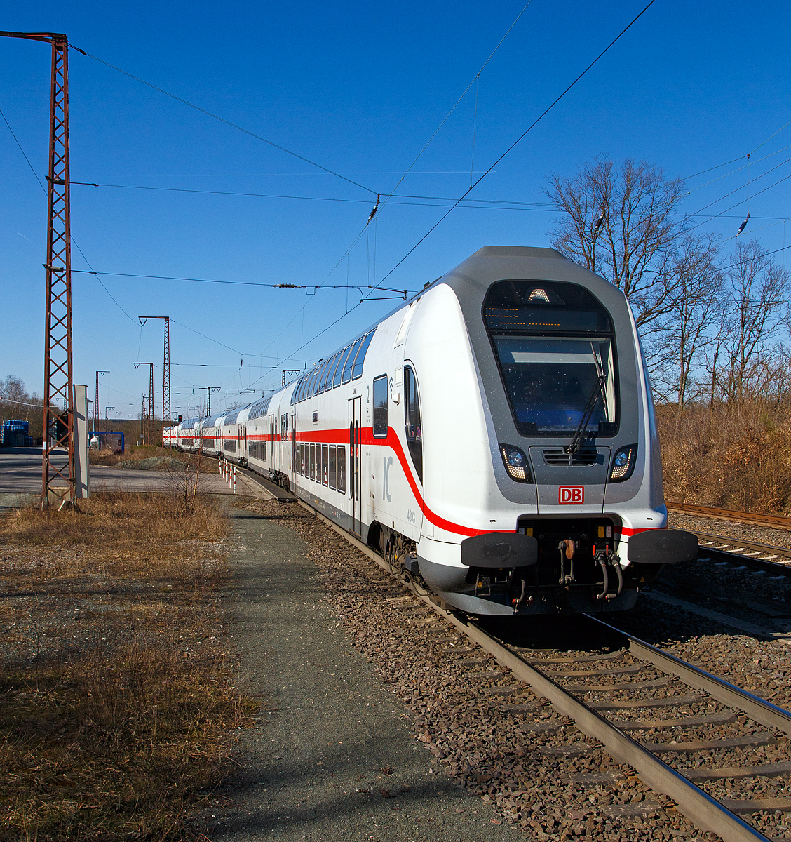 Steuerwagen voraus fährt der IC2 (Garnitur IC 4893) am 10.03.2022, als IC 2229 / RE 34 (Dortmund  - Siegen – Frankfurt/Main) durch Rudersdorf (Kr. Siegen) in Richtung Frankfurt.  Schublok war die 147 567 (91 80 6147 567-2 D-DB - IC 4893). Zwischen Iserlohn-Letmathe und Dillenburg und wird der Zug auch als RE 34 geführt und hat die Freigabe für alle Nahverkehr Tickets auf diesem Streckenabschnitt.

Hinweis: Ich stehe am Bahnsteigende.