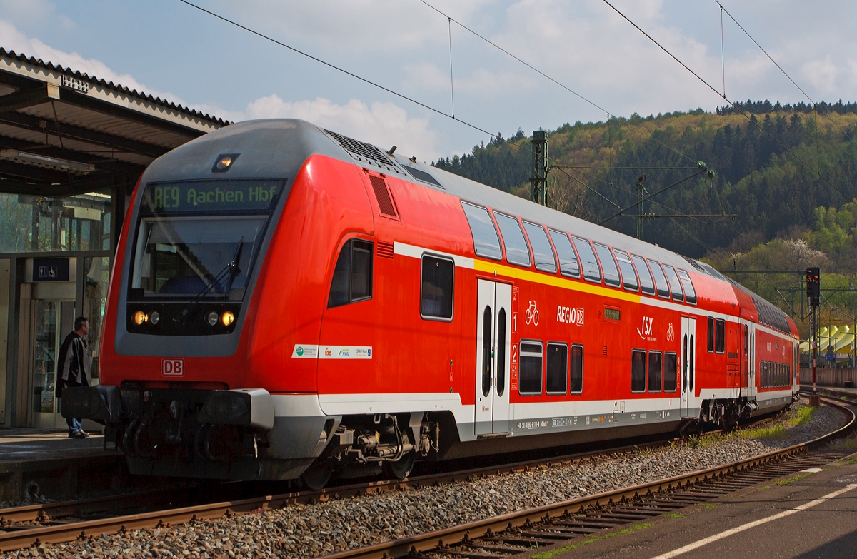 
Steuerwagen voraus fährt der RE 9 (rsx - Rhein-Sieg-Express) Siegen - Köln - Aachen (Umlauf RE 10916) am 12.04.2014 in den Bahnhof Betzdorf/Sieg ein. 
Hier ist es der 1./2. Klasse Doppelstock-Steuerwagen (DoSto-Steuerwagen) D-DB 50 80 86 - 81 119 - 9 DABpbzf 767.3, der Wagen ist  klimatisiert, besitzt BiLED-Anzeigen und ist für 160 km/h zugelassen. Er hat eine Länge über Puffer von 27.270 mm und einen Drehzapfenabstand von 20.000 mm, das Eigengewicht beträgt ca. 48.000 kg.