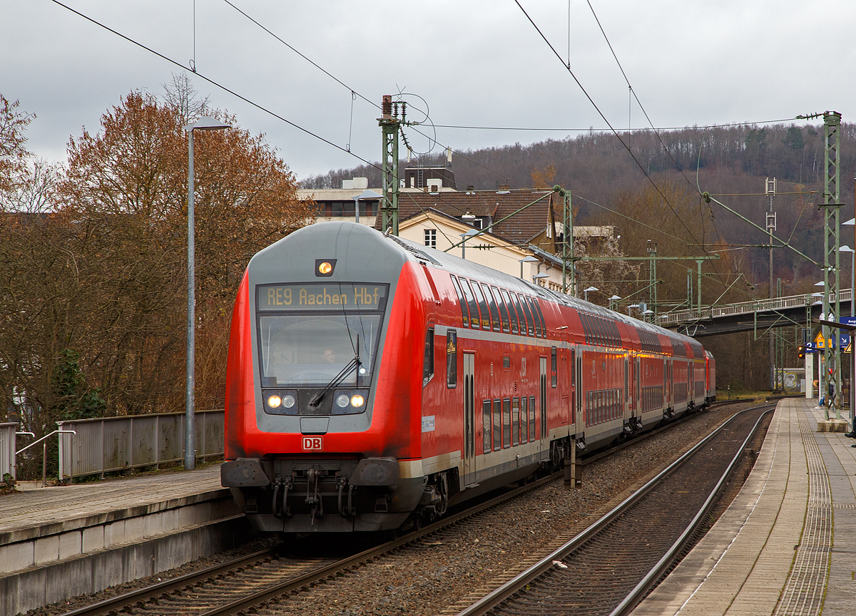 Steuerwagen voraus hat der RE 9 rsx - Rhein-Sieg-Express (Siegen– K�ln - Aachen) am 03.12.2021 den Bahnhof Kirchen (Sieg) erreicht. Schublok ist die 146 004-7 (91 80 6146 004-7 D-DB).