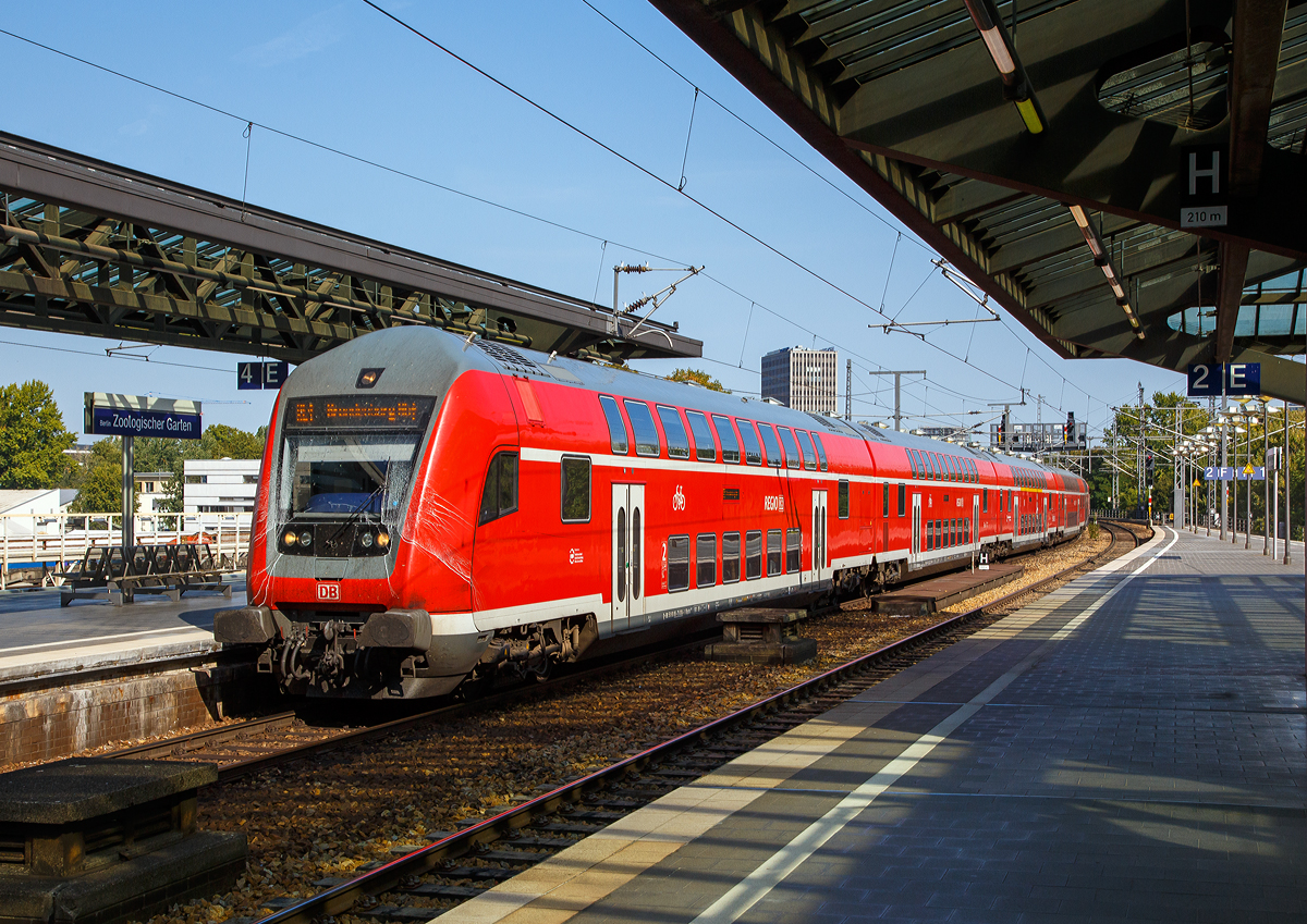 Steuerwagen vorraus (Schublok 112 155-7) f�hrt der RE 1 nach Brandenburg an der Havel am 19.09.2018 in den Bahnhof Zoo (Bahnhof Berlin Zoologischer Garten) ein. 