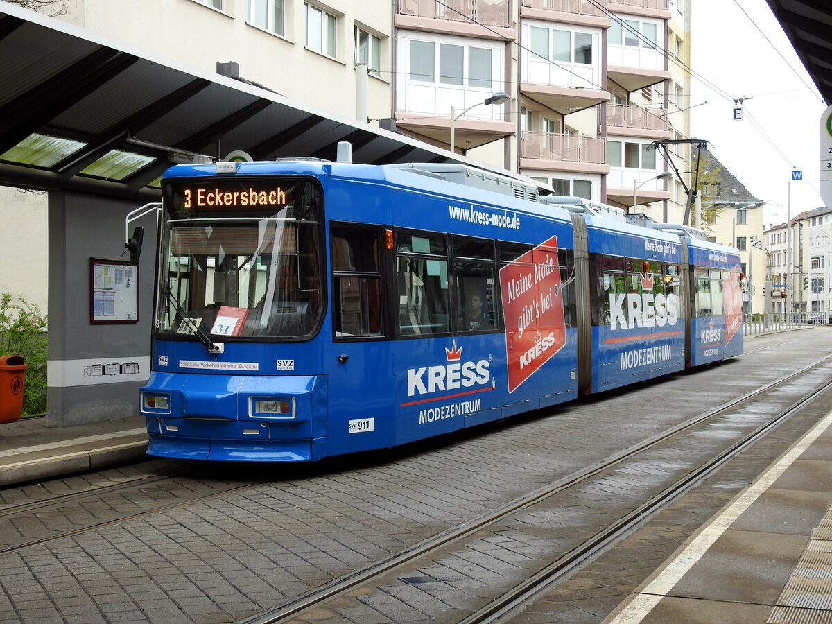 Straßenbahn / Stadtbahn; Zwickau;   GT 6 M Nr.911 von MAN Baujahr 1993 in der Haltestelle Zentrum in Zwickau am 17.04.2017.