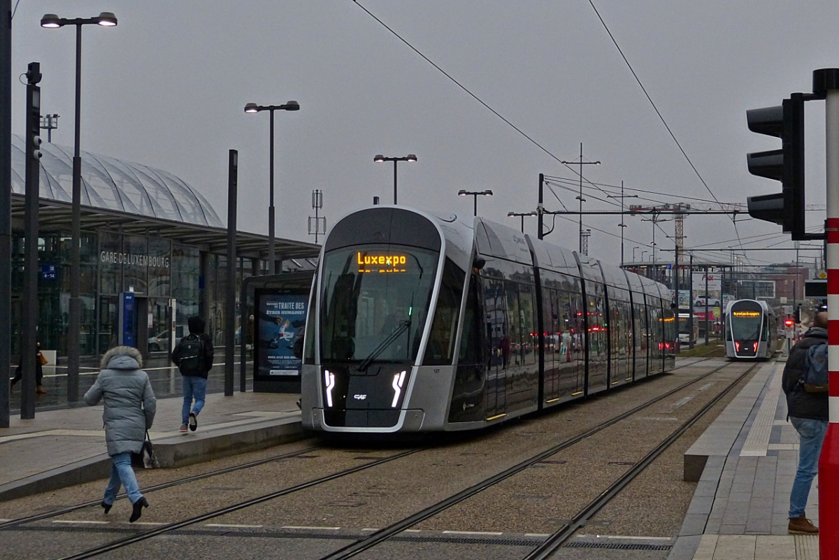 Straßenbahnfahrzeug 127 steht am Bahnhof in Luxemburg an der Haltestelle „ Gare Central“,                             bis zur Endhaltestelle  LUX EXPO  zählt die Strecke im Moment 15 Haltestellen,                                                      der Abstand zwischen den Beiden Endhaltepunkten beträgt ca. 7 Km,                                               für die Fahrzeit sind  24 Minuten angegeben,                                                                     im Moment wird im 5 Minuten Takt gefahren,                                                                                                er soll aber auf 4 Minuten gesenkt werden.  16.12.2020. (Hans)
    
Laut meiner Info ist dies das Neueste Fahrzeug, welches In Betrieb genommen wurde, am Ende sollen es 32 Fahrzeuge werden.                                    
