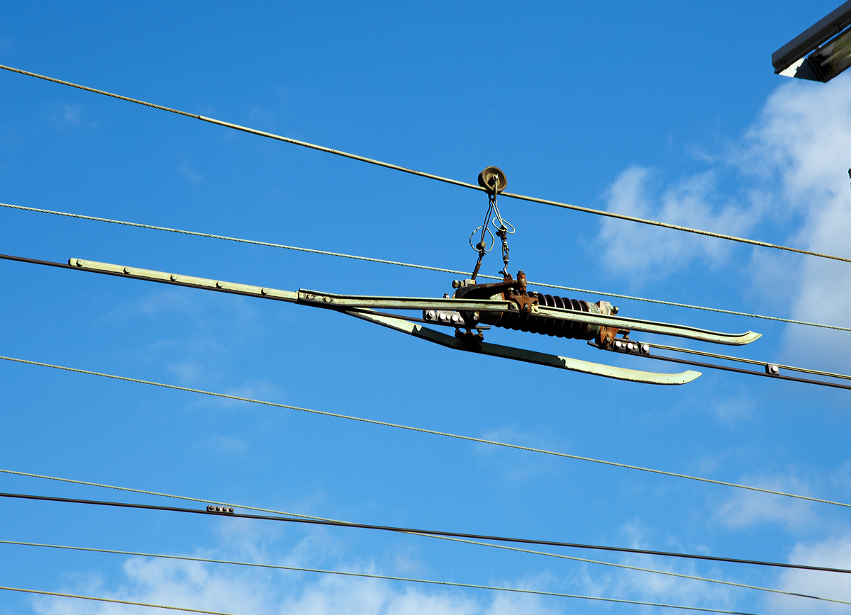 
Streckentrenner im Fahrdraht Oberleitung mit Aufhängung am Tragseil, hier am 27.019.2015 in Kreuztal