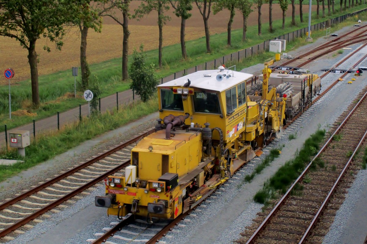 Strukton 941 0522 steht am 24 Augustus 2018 in Lage Zwaluwe.