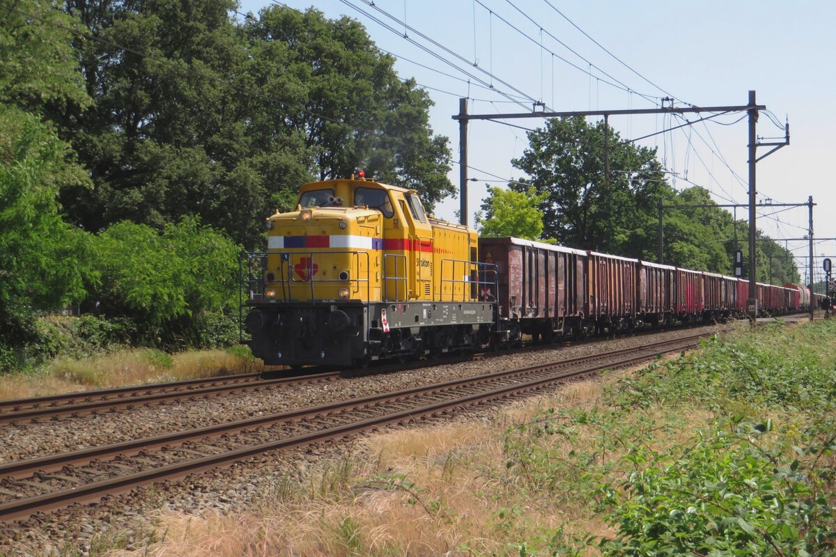 Strukton hat 303004 langfristig vermietet an die OOC f�r Rangierarbeiten und am 9 Juni 2023 treft sie aus Elzenburg kommend mit ein leergarnitur f�r Polen in Oss ein.