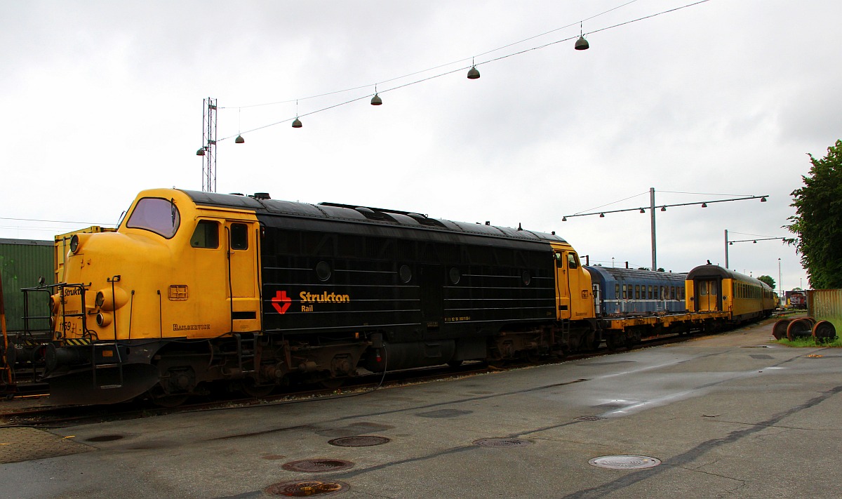 Strukton/Railservice MY 1159 steht hier zusammen mit den Wagen Slps 3586 4727 041-4, dem Messwagen2 61 86 99-90 002-2 (LHB 1987. ex DSB Ckm und WRm602) und dem Messwagen1 61 86 99-92 001-2(Uerdingen 1956, ex DBP Postmr-b 2651 80 00-43 705) an der Werkstatt in Pattburg/DK. 06.06.2022
