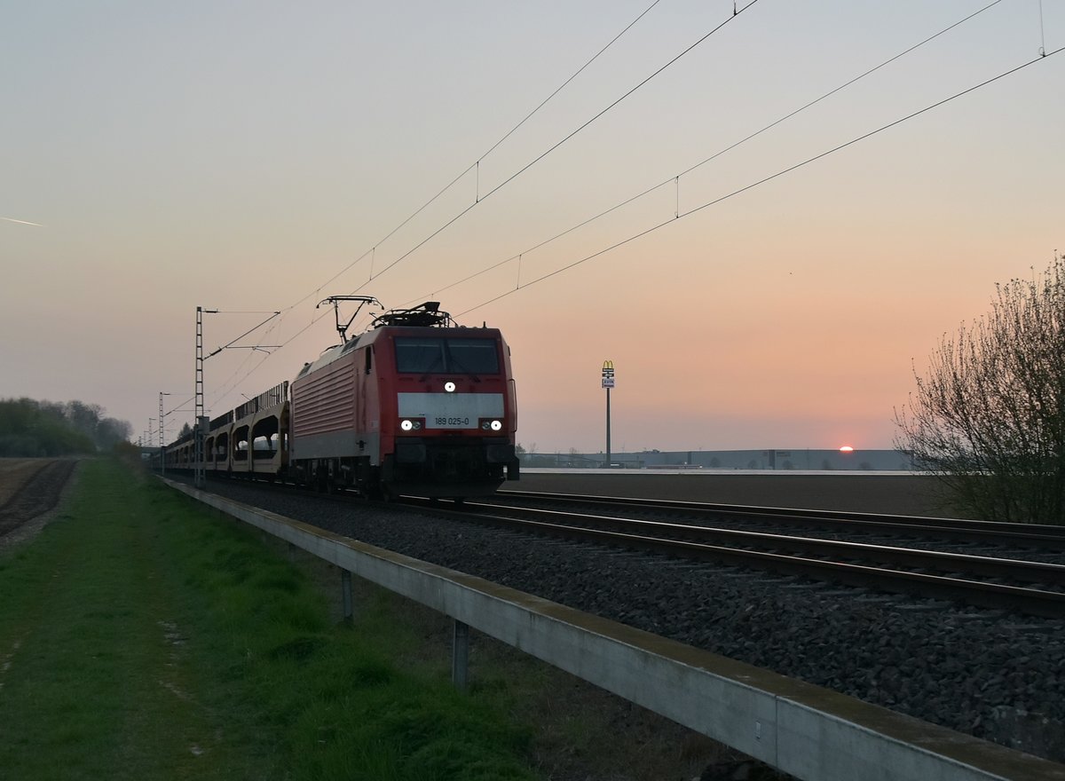 Sundown in Gubberath! Abendstimmung im letzten Sonnenlicht des Tages, als die 189 025-0 mit einem Autotransporterleerzug auf den Fotografen zugefahren kommt.
Im Hintergrund geht die Sonne hinter dem Verteilerlager der Firma 3M unter, das von der Spedition Kleine betrieben wird. So genug Schleichwerbung.....lach. 3.4.2017