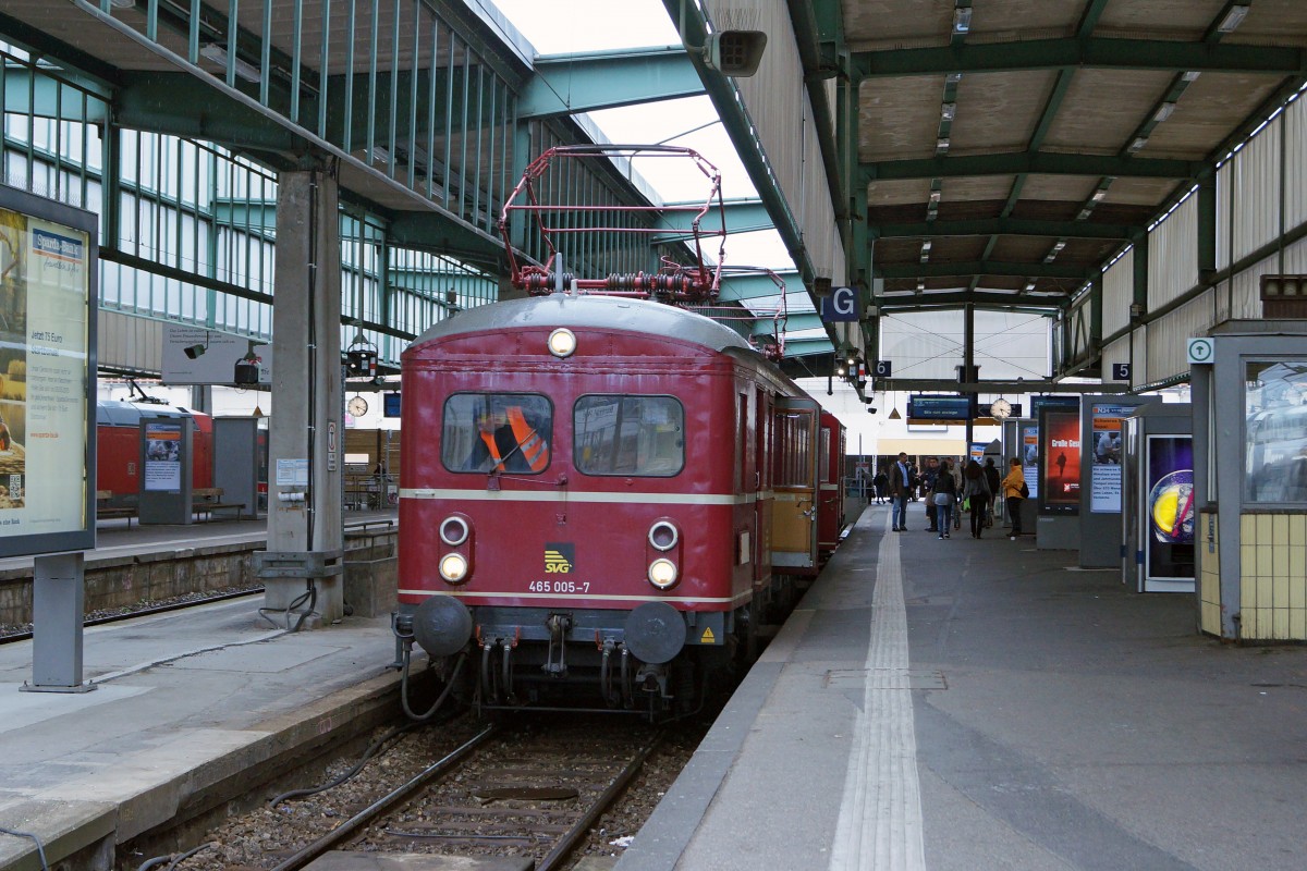 SVG: 1. Abschiedsfahrt mit dem  Roten Heuler  ET 65 zur Eisenbahn-Erlebniswelt Horb am Neckar. Mit der Elektrifizierung der Hauptstrecke Stuttgart-Ulm im Jahre 1933 wurde auch in W�rtemberg eine neue Aera im Eisenbahnverkehr beschritten. F�r die Elektrifizierung der Vorortstrecken rund um Stuttgart entwickelte die Maschinenfabrik Esslingen (ME) einen neuartigen Trieb und Steuerwagen f�r die Deutsche Reichsbahngesellschaft (DRG). Zun�chst noch als Baureihe elT 12 und elS 22 bezeichnet, sp�ter dann als ET/ES 65 Baureihe 465 (865). Ueber 45 Jahre lang, von 1933 bis 1978, haben die  filigranen Schwaben  der Baureihe ET 65 Millionen von Fahrg�sten zur Arbeit, zur Schule und zu Freizeitaktivit�ten begleitet. Die  Roten Heuler  aus Esslingen haben verkehrsgeschichte geschrieben ! Erst 1978 wurde mit der Baureihe 420 ein Nachfolger ins Rennen geschickt und die ET 65 kamen in den verdienten Ruhestand. Das  Knacken und Zischen  der  Roten Heuler  ist aber bis heute unvergessen. 2006/2007 hat die SVG beide Fahrzeuge wieder in Betrieb genommen. Nach rund 8 Jahren im Sonderzugsverkehr f�hrt der ET 65 nun erneut in den Ruhestand, da eine weitere Hauptuntersuchung sehr teuer ist.
Wie anno 1978 wartete der 465 005-7 zusammen mit dem 865 611-8 am 25. April 2015 im noch alten Bahnhof Stuttgart Bahnhof auf die Abfahrt. In absehbarer Zeit wird diese Aufnahme Geschichte sein.
Foto: Walter Ruetsch 