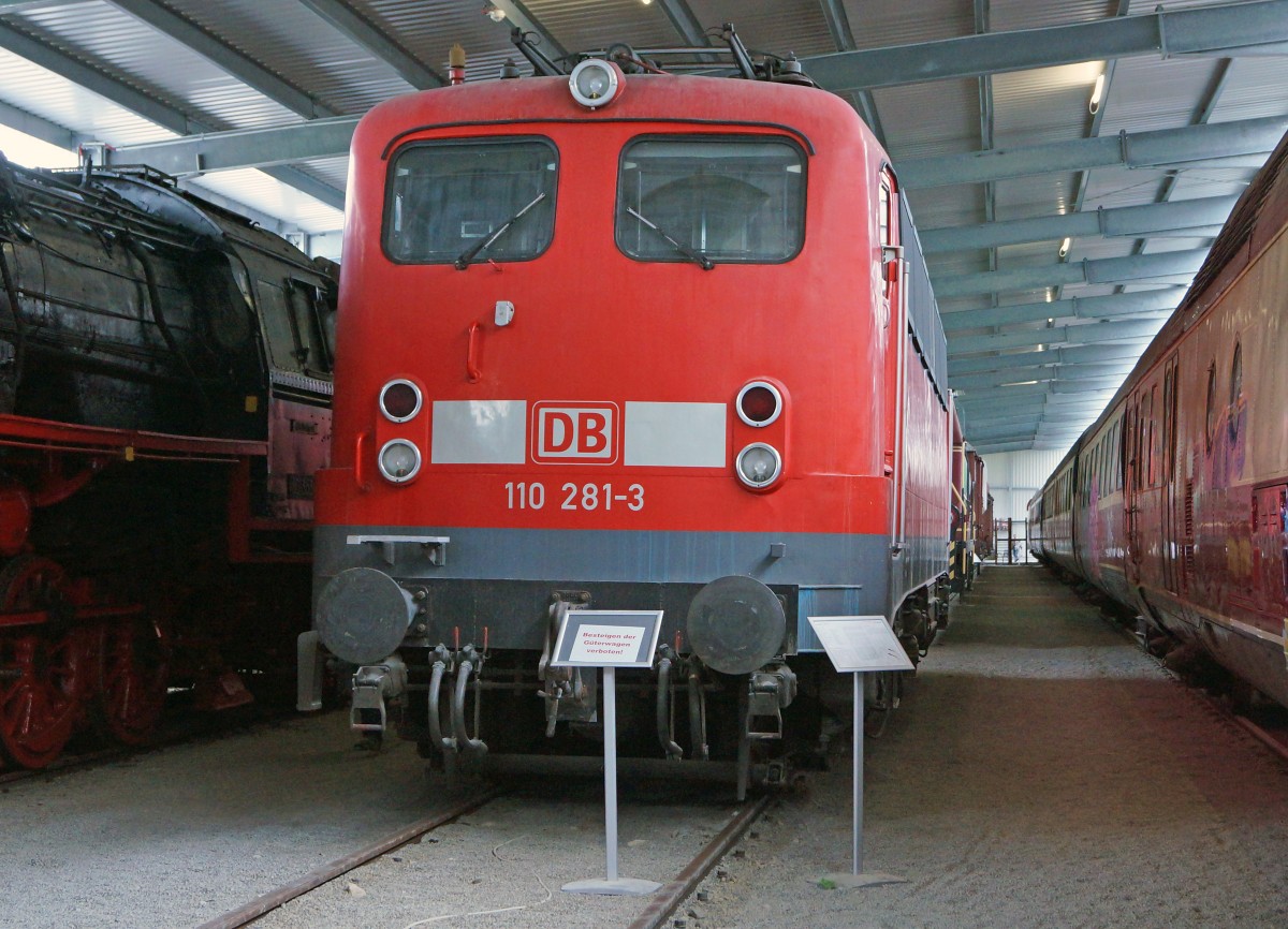 SVG: Bei der modernsten E-Lok die am 25. April 2015 im Museum der Eisenbahn Erlebniswelt Horb am Neckar aufgenommen werden konnte, handelt es sich um die 110 281 (1963) von DB Regio als Leihgabe.
Foto: Walter Ruetsch