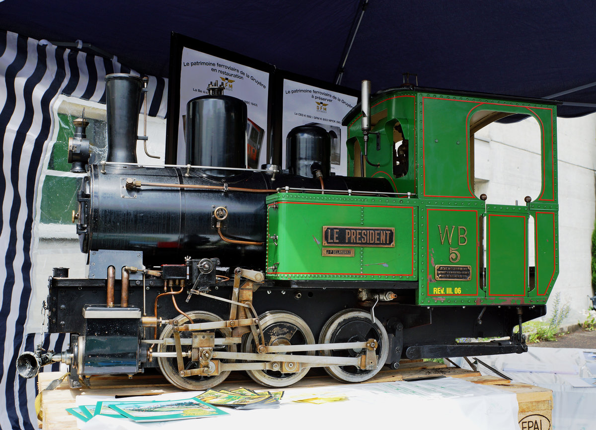 SWISS VAPEUR PARC/TPC/AOMC: Am 19. Juni 2016 verabschiedete sich die TPC zusammen mit der lokalen Bev�lkerung und Bahn Fotografen von nah und fern von den BDe 4/4 511-514 (1954), Be 4/4 101-105, ehemals BLT (1966) sowie den BDeh 501-503 (1987/1992). Dabei konnten zum letzten Mal die Fahrzeuge, die w�hrend vielen Jahren das Gesicht der AOMC pr�gten, im Einsatz fotografiert werden. Gleichzeitig wurden auch vier Triebz�gen der neusten Generation vorgestellt. W�hrend ein  BIRSIGTALER  in seine Heimat zur�ckkehrt, werden die BDe 4/4 511-514 nicht verschrottet, sondern f�r Fr. 1.-- pro Fahrzeug nach Belgien verkauft. Als Gast war an diesem speziellen Anlass der SWISS VAPEUR PARC LE BOUVERET mit der Lok 5  LE PRESIDENT  der ehemaligen WALDENBURGER vertreten.
Foto: Walter Ruetsch  