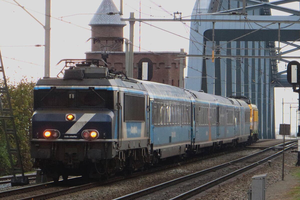 TCS 102001 -ex NS 1835-  zieht der Dinner Train am 13 November 2021 �ber die Waalbr�cke in Nijmegen ein.