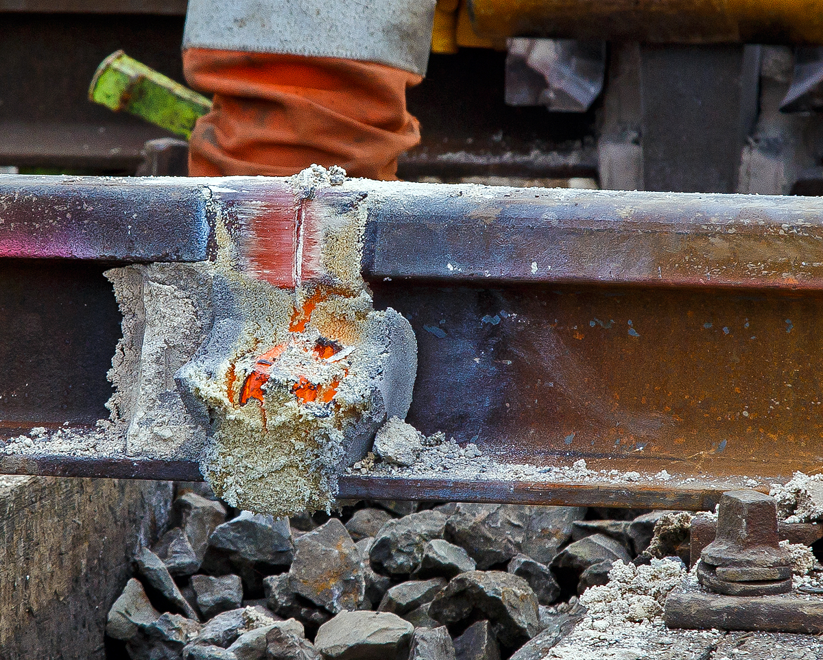 
Thermitschweißen am 31.10.2020 an der Hellertalbahn (KBS 462 / DB-Streckennummer 2651) hier Gleis 1 vom Bahnhof Herdorf.

Bild 9 – Die Schweißung ist soweit fertiggestellt, die unteren Reste werden noch abgearbeitet und dann erfolgt der Feinschliff. 