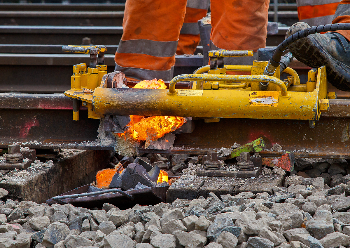 
Thermitschweißen am 31.10.2020 an der Hellertalbahn (KBS 462 / DB-Streckennummer 2651) hier Gleis 1 vom Bahnhof Herdorf.

Bild 8 – Nachdem der Thermit­Stahl erstarrt ist, werden die Schweißgutüberstände mittels Hydraulischem Abschergerät abgearbeitet. 