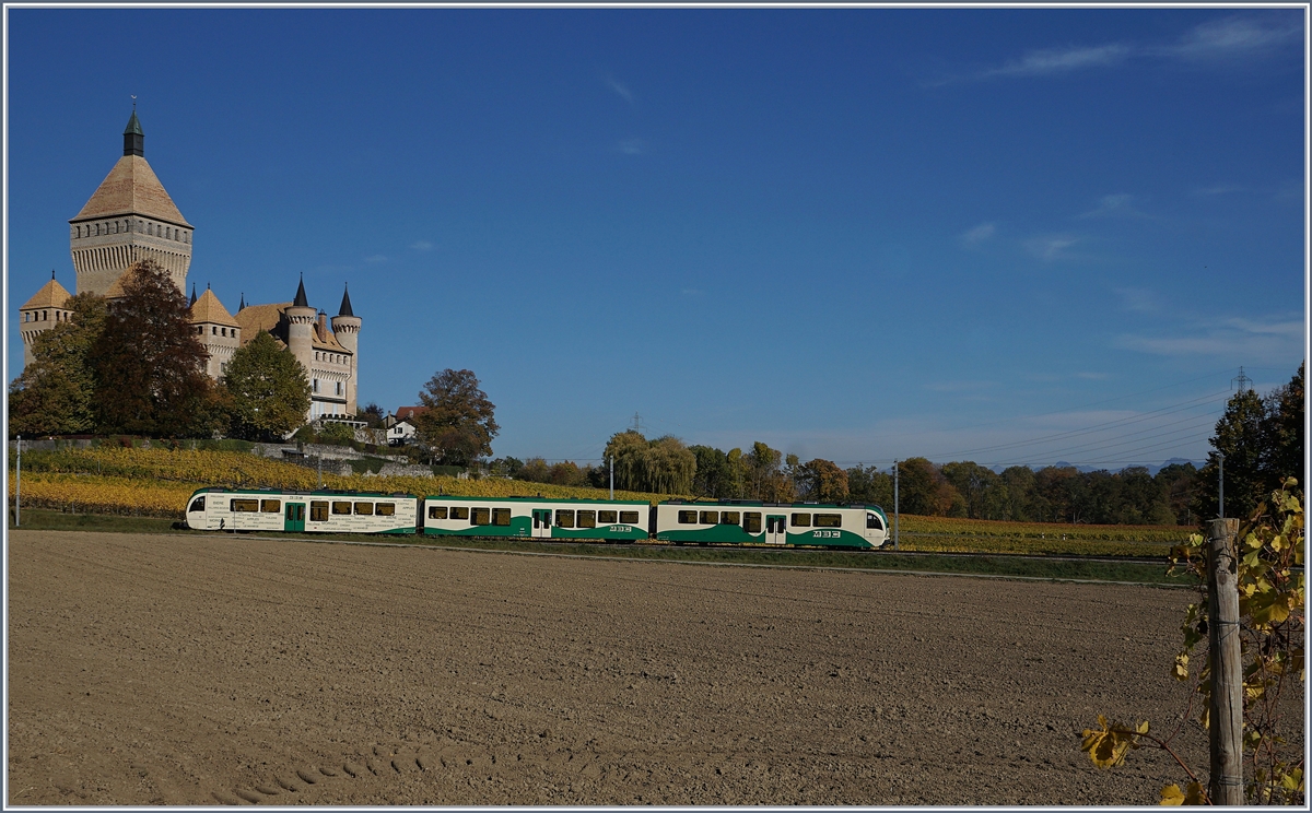 Tie SURF BAM Be 4/4 haben die Be 4/4 vollst�ndig abgel�st. Das Bild zeit einen Zug mit zwei Be 4/4 und einem Zwischenwagen vor der Kulisse des Ch�teau de Vufflens.
17. Okt. 2017