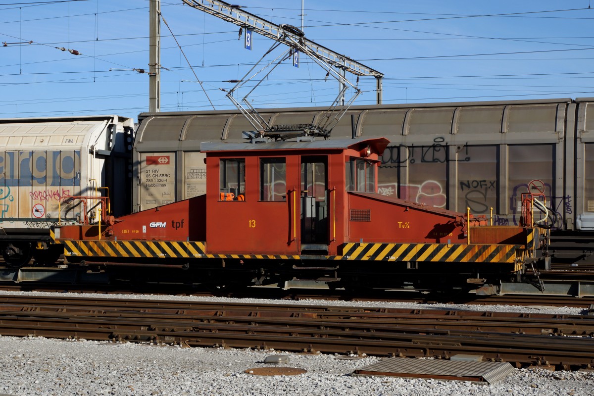 TPF: Die Te 4/4 13 (1901/27) (ehemals GFM) im Rangierdienst in Bulle am 12. November 2015.
Foto: Walter Ruetsch 