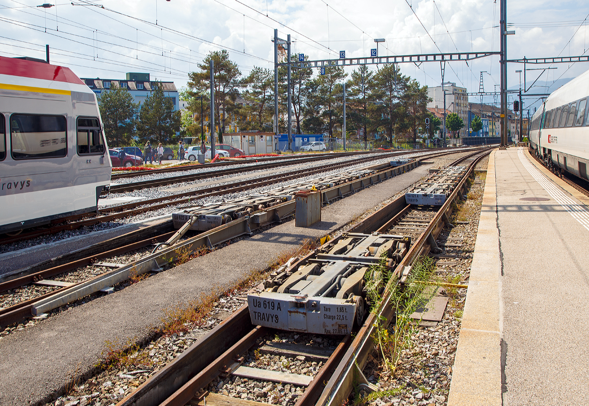 Travys (ex YSteC) Rollb�cke Ua in den Rollbockgruben am 18.05.2018 beim Bahnhof Yverdon-les-Bains, vorne der Rollbock Ua 619.

Die Rollb�cke dienen zum Transport von Normalspurwagen (meist G�terwagen) auf Schmalspurgleisen (wie hier 1.000 mm). Ein Rollbock ist 1,65 t schwer und tr�gt jeweils eine Normalspur-Wagonachse mit einer maximalen Achslast von 22,5 t. Bei z.B. einem vierachsigen Drehgestell Wagen kommen so vier Rollb�cke zum Einsatz, wobei der Wagen somit bis zu 90 t schwer sein kann.

TECHNISCHE DATEN:
Spurweite: 1.000 mm
Achsanzahl: 2
Eigengewicht: 1,65 t
Traglast: 22,5 t