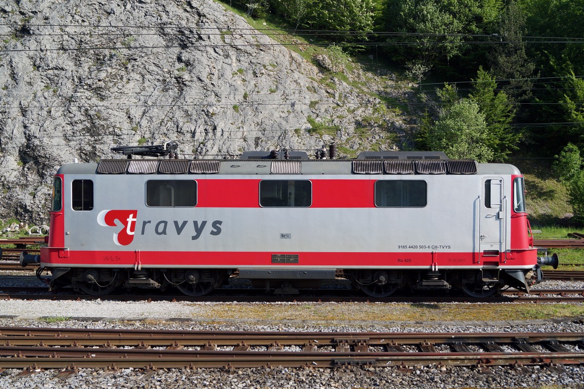 TRAVYS: TRAVYS Re 420 503 (Re 4/4 II erste Generation) ehemals SBB und BLS in Vallorbe abgestellt am 16. Mai 2015. Eine weitere Lokomotive dieser Bauart befindet sich mit grünem Anstrich im Rollmateralbestand der MBC.
Foto: Walter Ruetsch