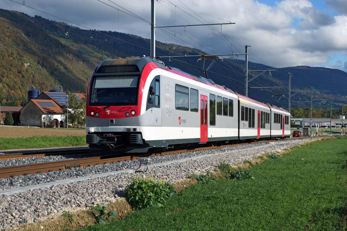 TRAVYS/YStC: Regionalzug mit Be 4/4 an beiden Enden auf der Fahrt nach Ste Croix am 20. Oktober 2016.
Foto: Walter Ruetsch 