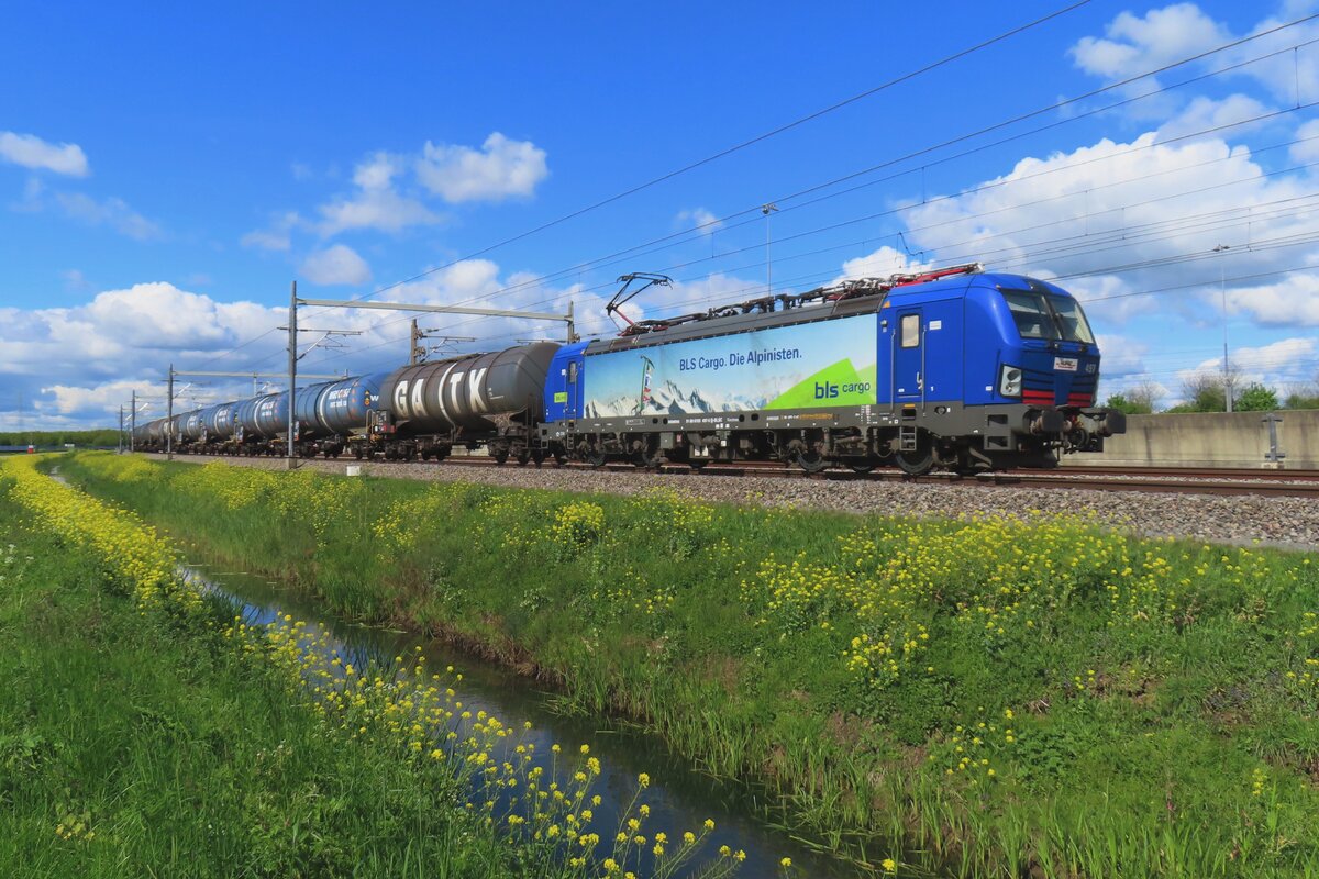 Trecate ist die Bestimmiung dieser Kesselwagenzug mit BLS 193 497 beim Passage durch Valburg am 18 April 2024.