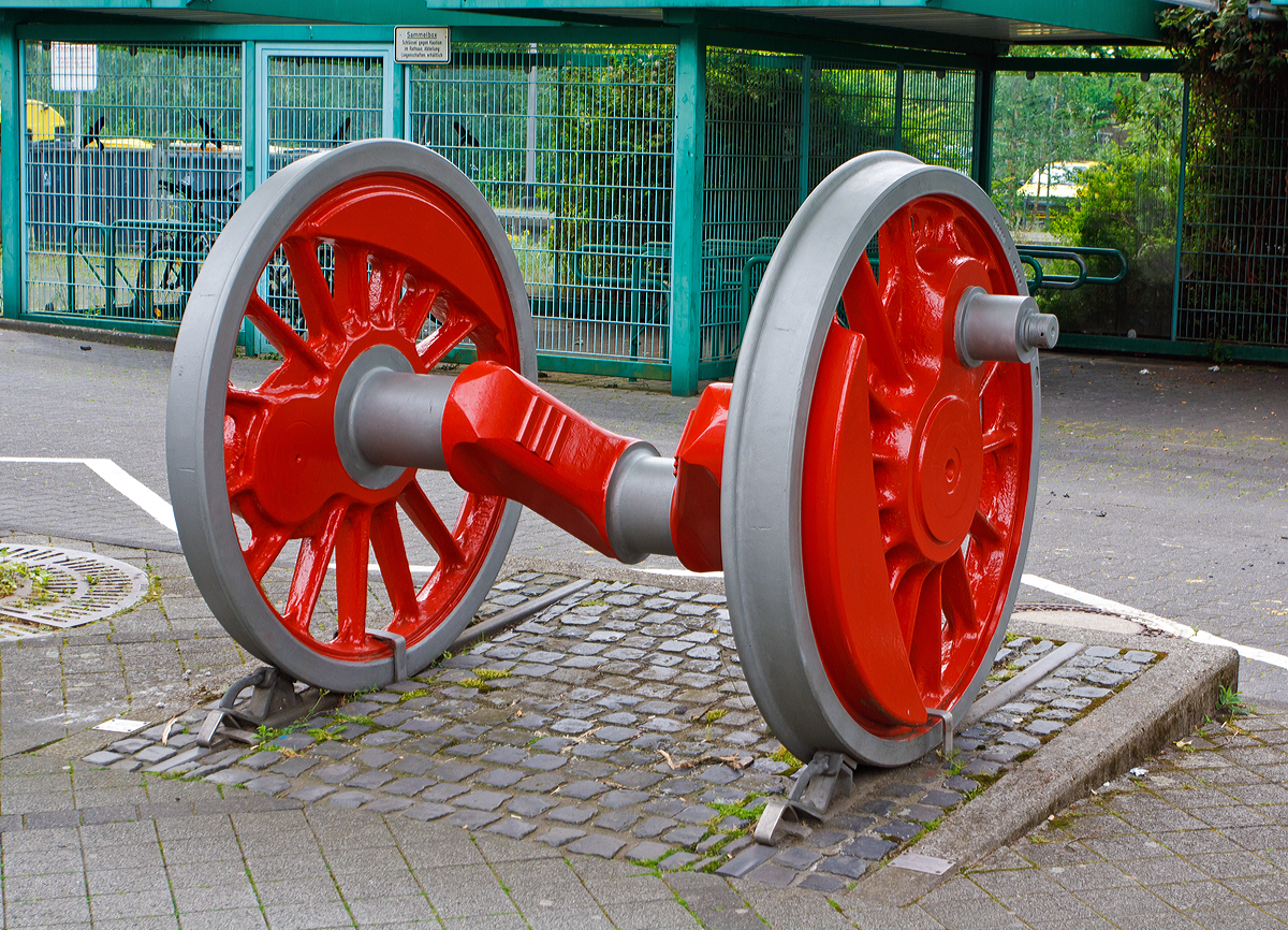 Treibachse (Kropfachse) einer schweren G�terzug-Dampflokomotive der Baureihe 044 am 04.06.2014 vor dem Empfangsgeb�ude vom Bahnhof Betzdorf/Sieg.

Die Treibachse erinnert an die im ehemaligen AW Betzdorf beheimateten Dampflok, unteranderem an die ab 1966 bis 1975 im BW Betzdorf (vom BW Siegen �bernommenen) stationierten schweren Dreizylinder-Dampflokomotiven der Baureihe 44  ( Jumbo´s ).

Haupts�chlich waren jedoch (in den 1940er bis 1976) im BW Betzdorf G�terzuglokomotiven der Baureihe 50 stationiert, da ihre Achslast nur 15t betrug und so auf allen Strecken fahren konnte, in den 1950er-Jahren geh�rten aber auch Loks der BR 57 (Preu�ische G 10) zum Bestand.
