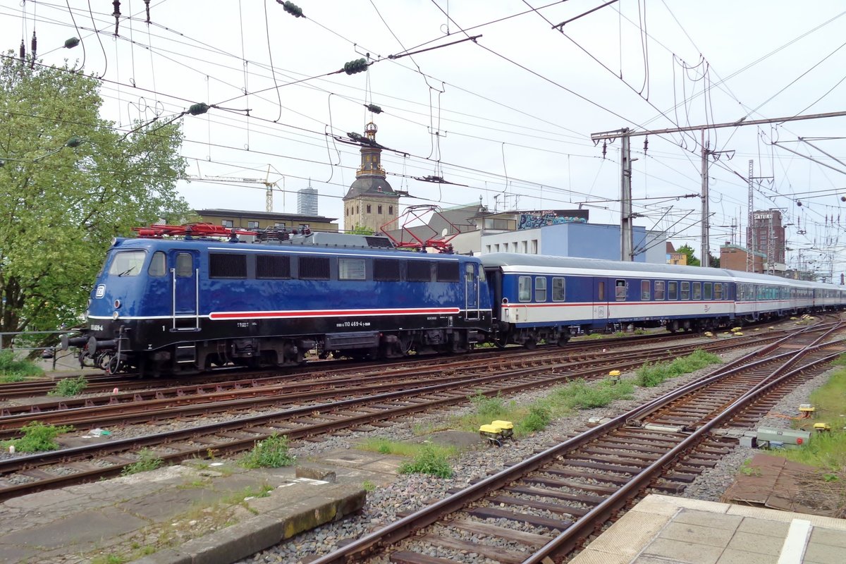 TRI 110 469 treft mit RB 48 nach Wuppertal in K�ln Hbf ein am 27 April 2018. 