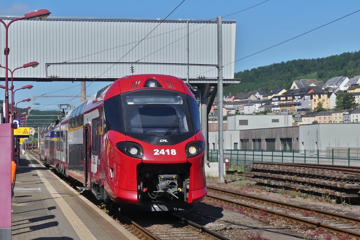 Triebzug 2418 steht Abfahr bereit im Bahnhof von Wiltz, muss weil die Strecke Eingleisig ist, nur abwarten bis der Gegenzug aus Kautenbach in den Bahnhof von Wiltz einfährt. 24.06.2025