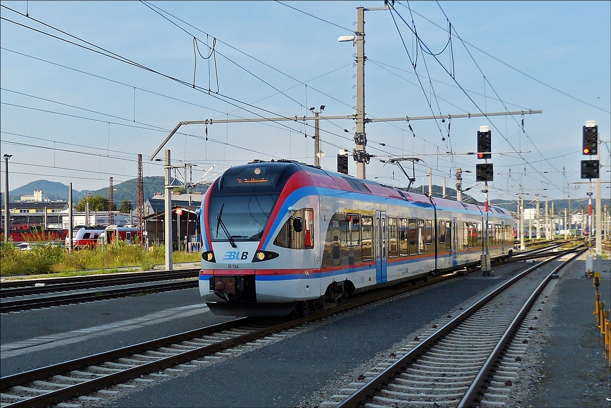 Triebzug ET 134 (94 80 0427 134-2) der Berchtesgadener Landes Bahn n�hert sich am 16.09.2018 dem Bahnhof von Salzburg.