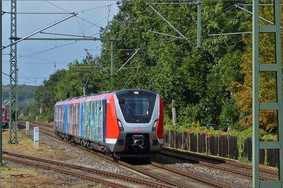 Triebzug der Hamburger S-Bahn 490 603 kommend aus Richtung Stade durchf�hrt den Bahnhof von Buxtehude in Richtung Hamburg-Haarburg. 17.09.2019