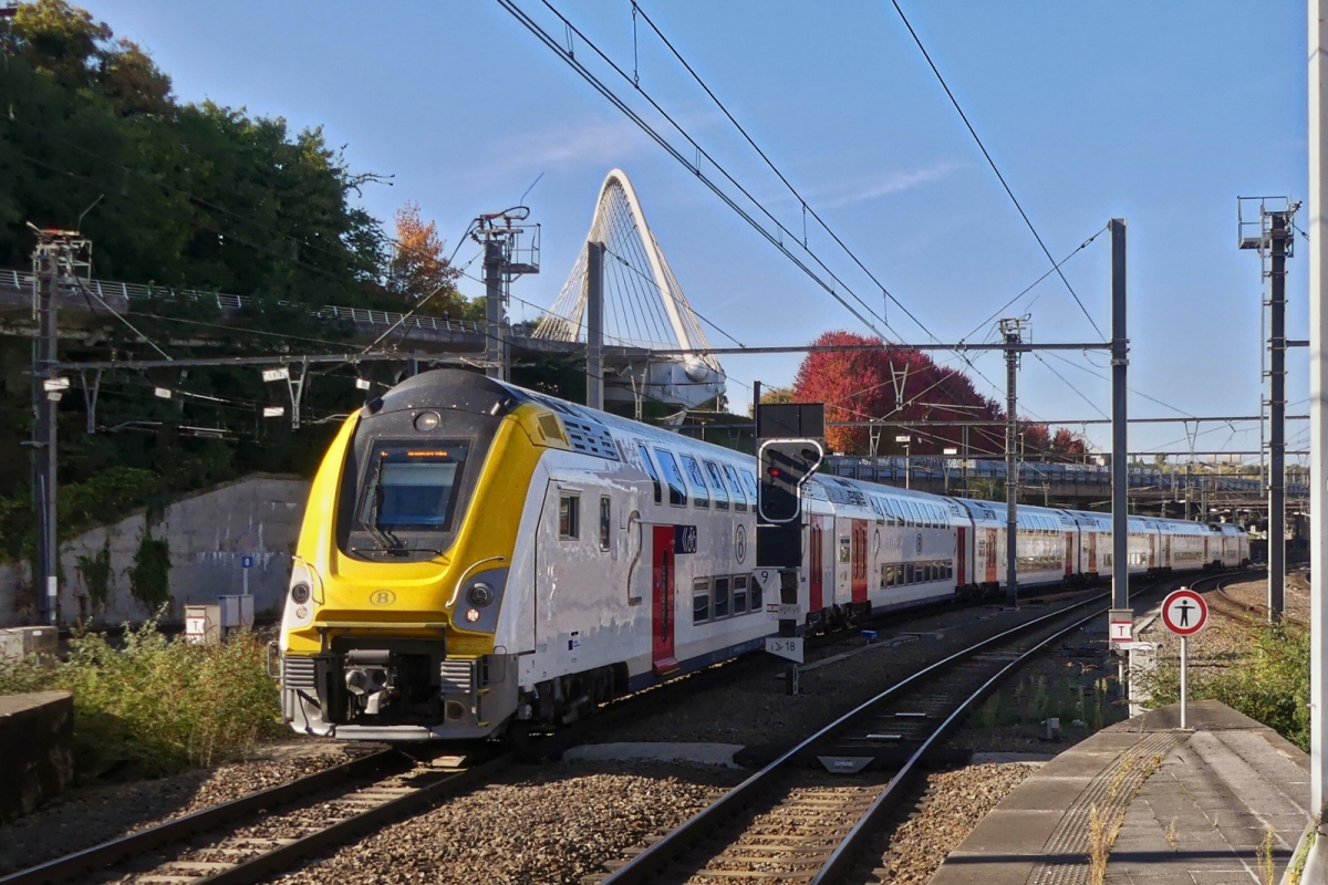 Triebzug M7, gebaut von Bombardier, (jetzt Alstom), wird seit 2018 an die SNCB ausgeliefert, sie k�nnen mit Selbstfahrenden Triebz�gen oder mit E-Loks gekoppelt werden. L�ttich 10.2025
Zug besteht aus: Antriebsaggregat Bmx 86-96; 1.+ 2 Klasse AB 36-96; 2Klasse 26-96; Steuerwagen  BDx 86-91 oder BDx 8696 