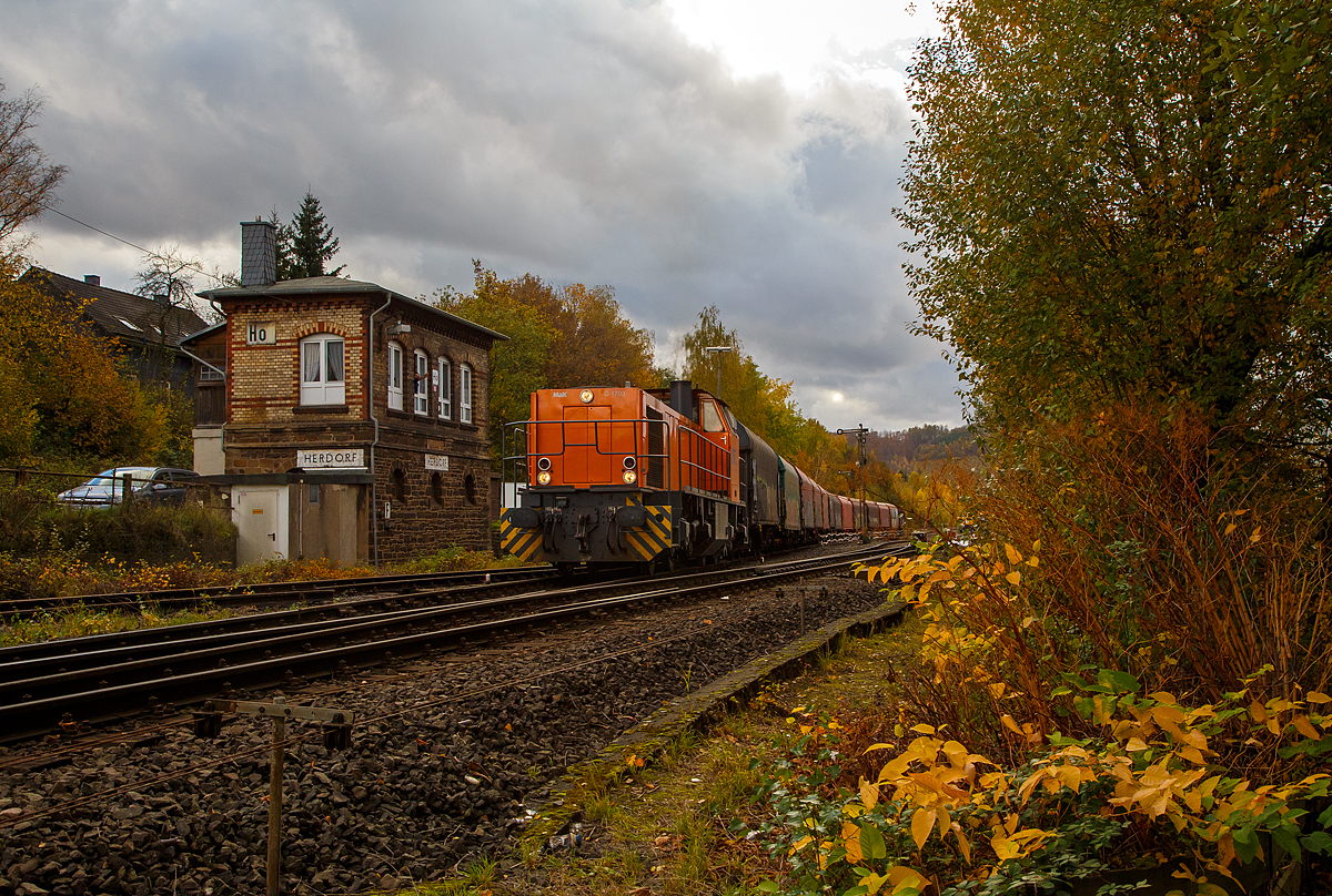 
Trotz Gleisbaustelle im Bereich Herdorf findet noch G�terverkehr statt. Hier hat die KSW 42 (92 80 1277 902-3 D-KSW), eine Vossloh MaK G 1700 BB der KSW Kreisbahn Siegen-Wittgenstein, mit einem Coilzug am 28.10.2020 Herdorf erreicht und f�hrt nun auf den Rbf der KSW (Betriebsst�tte Freien Grunder Eisenbahn - NE 447). 

Links das Weichenw�rter-Stellwerk Herdorf Ost (Ho).