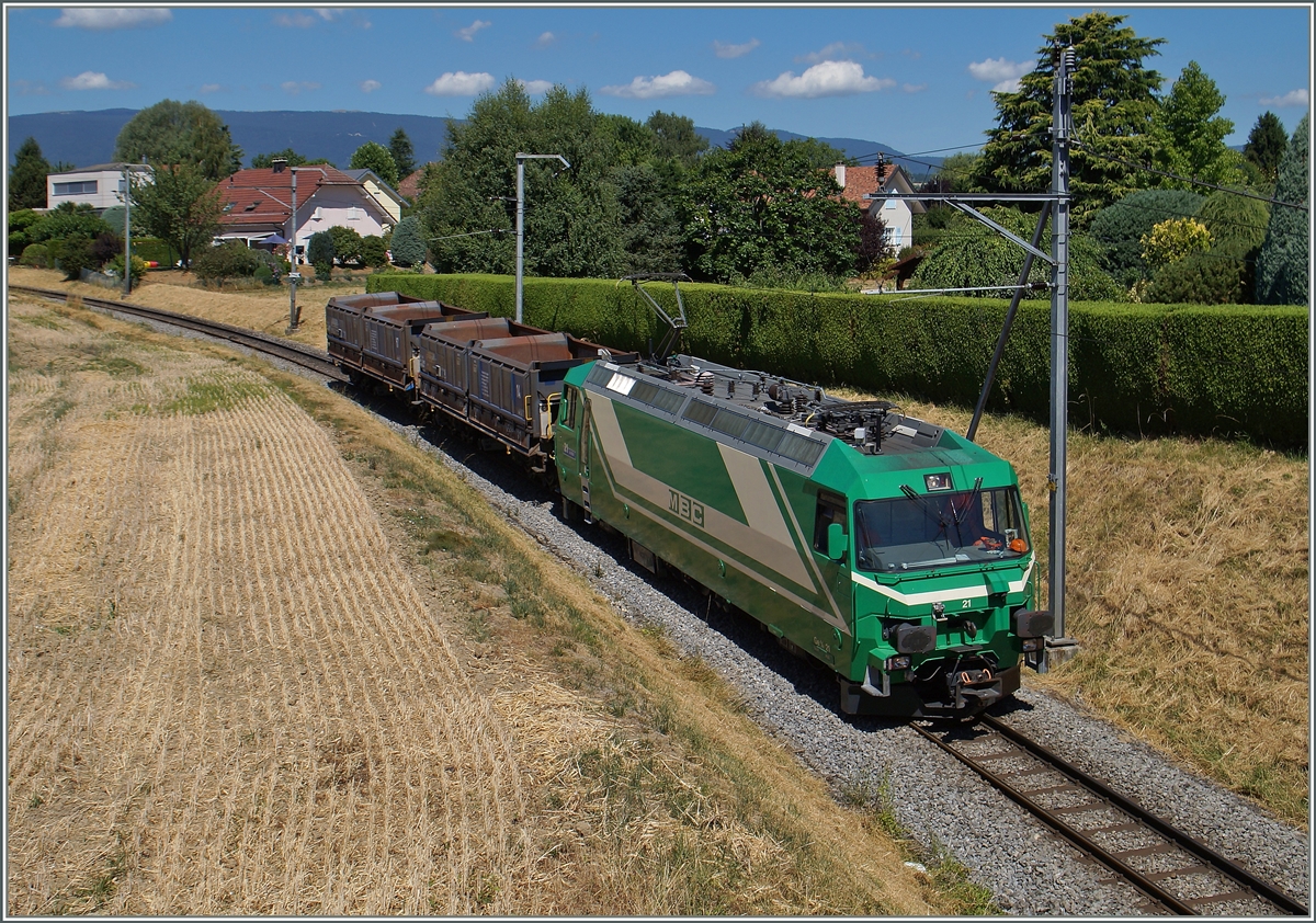 Trotz Normalspurgüterwagen ein Artreiner BAM Güterzug; die schmalspurige BAM hat sein kurze nicht nur Normalspurige Tem Traktoren in ihrem Bestand, sondern auch einige dieser Güterwagen und sogar eine Re 4/4 II. Der Güterzug mit der Ge 4/4 21 konnte zwischen Le Marains und Vufflnes le Château fotografiert werden.
21. Juli 2015
