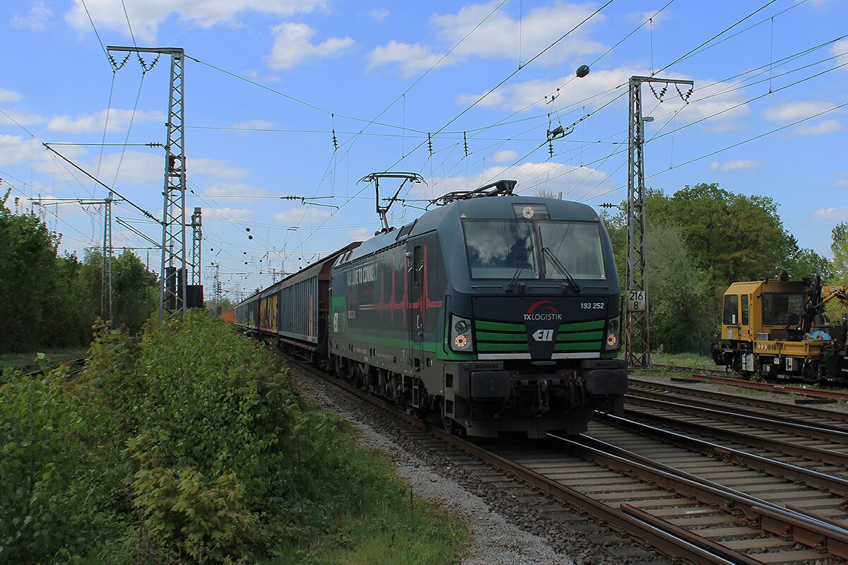 TX Log 193 252 zieht ein Ganzzug von geschlossener Wagen durch Salzbergen am 26 April 2025.