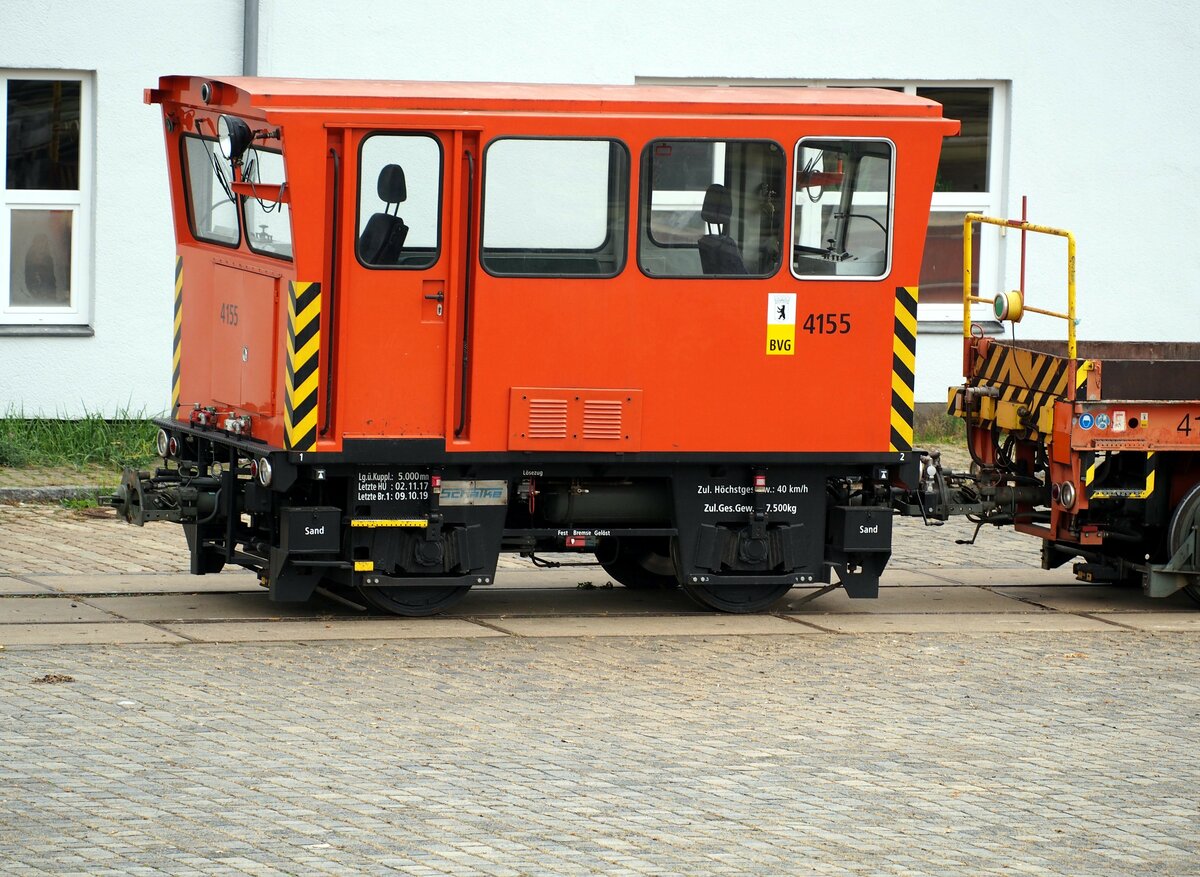 U-Bahn Berlin; Spitzenwagen Nr.4155 Typ SP82 von Schalke Baujahr 1982 auf dem Betriebsgelände Olympiagelände Berlin am 21.10.2019. Vom Fußgängersteg über das Gelände aufgenommen.