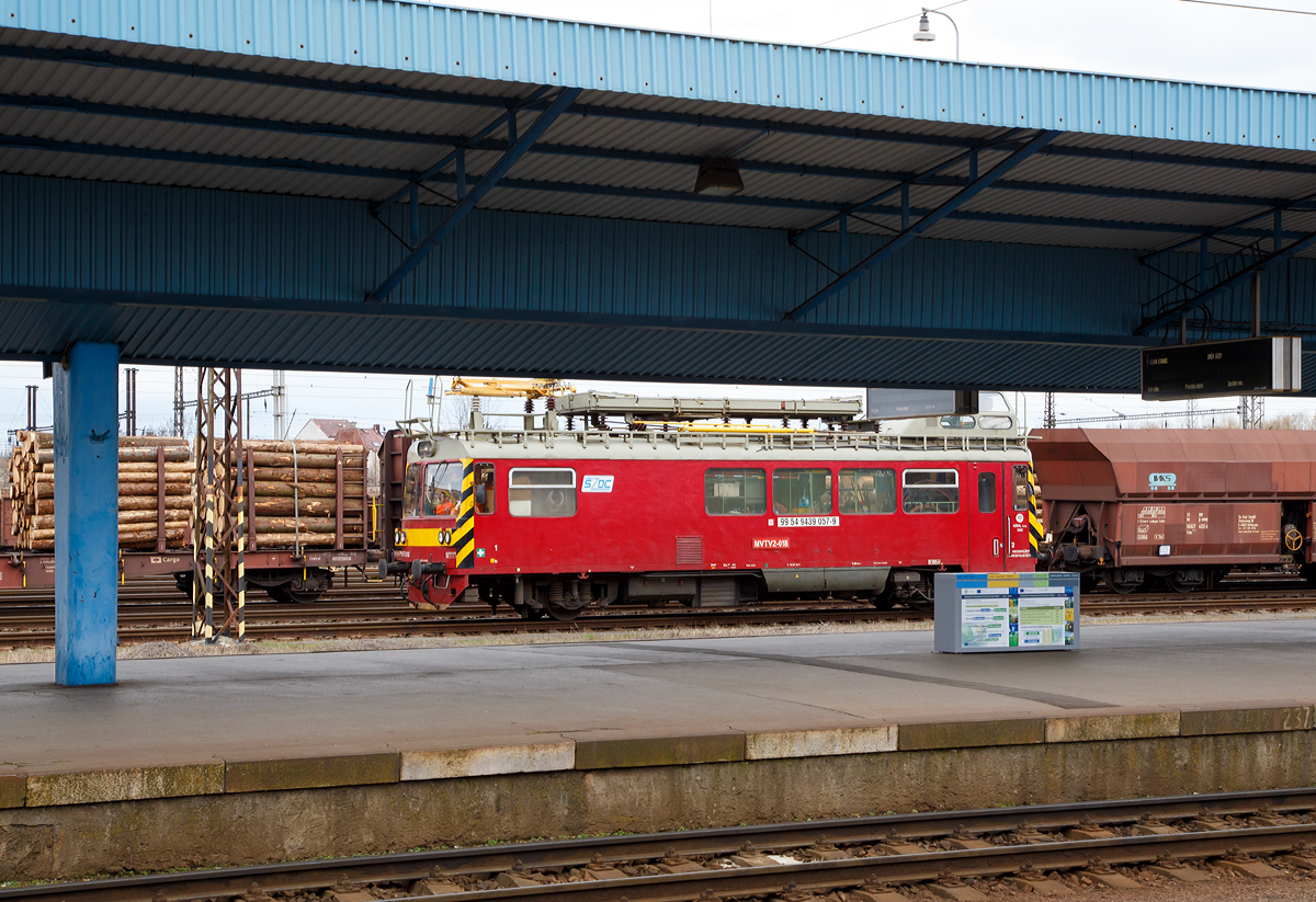 

�ber die Bahnsteige hinweg kann ich ihn erwischen...

Der tschechische Turmtriebwagen MVTV 2 – 018 (99 54 9439 057-9) der S�DC f�hrt am 27.03.2016 durch den Bahnhof Cheb (Eger).

Auf Basis der zweiachsigen Triebwagen der Baureihe M152.0 (sp�ter 810) wurden ab 1981 Bahndienstfahrzeuge gebaut. Die Turmtriebwagen wurden als M153.0 bezeichnet, im neuen Nummernschema bekamen sie die Baureihenbezeichnung 892. Heutzutage werden diese als MVTV 2 (in Tschechien) bzw. MVTV02 (in der Slowakei) bezeichnet.

Technische Daten:
Hersteller:  Vagonka Studenka
Baujahre 1981 bis 1992 (dieser 1983)
Hergestellte St�ck  112 
Spurweite: 1.435 mm (Normalspur)
Achsformel:  1'A' 
L�nge �ber Puffer:  13.970 mm
Leergewicht:  23,5  t
H�chstgeschwindigkeit: 80 km/h
Motor:  LIAZ ML 634, ein 6-Zylinder-Reihendieselmotor mit Direkteinspritzung
Installierte Leistung:  155 kW
Anfahrzugkraft:  29 kN
Drehzahl: 600 bis 2.150 U/min
Kraft�bertragung:  hydromechanisch (Dieselmotor auf Hydrogetriebe �ber Gelenkwelle auf das Achsgetriebe)
Hydrogetriebe: Praga 2M70
Achsgetriebe: NKR 16


S�DC - Spr�va �elezničn� dopravn� cesty (deutsch: Verwaltung der Eisenbahn-Verkehrswege) ist das staatliche Eisenbahninfrastrukturunternehmen in Tschechien. Die S�DC ist als staatliche Organisation  der Betreiber und Eigent�mer aller Eisenbahnstrecken in tschechischem Staatsbesitz. Die Gesellschaft entstand am 1. Januar 2003 durch Abspaltung von der staatlichen Eisenbahngesellschaft Česk� dr�hy (ČD).