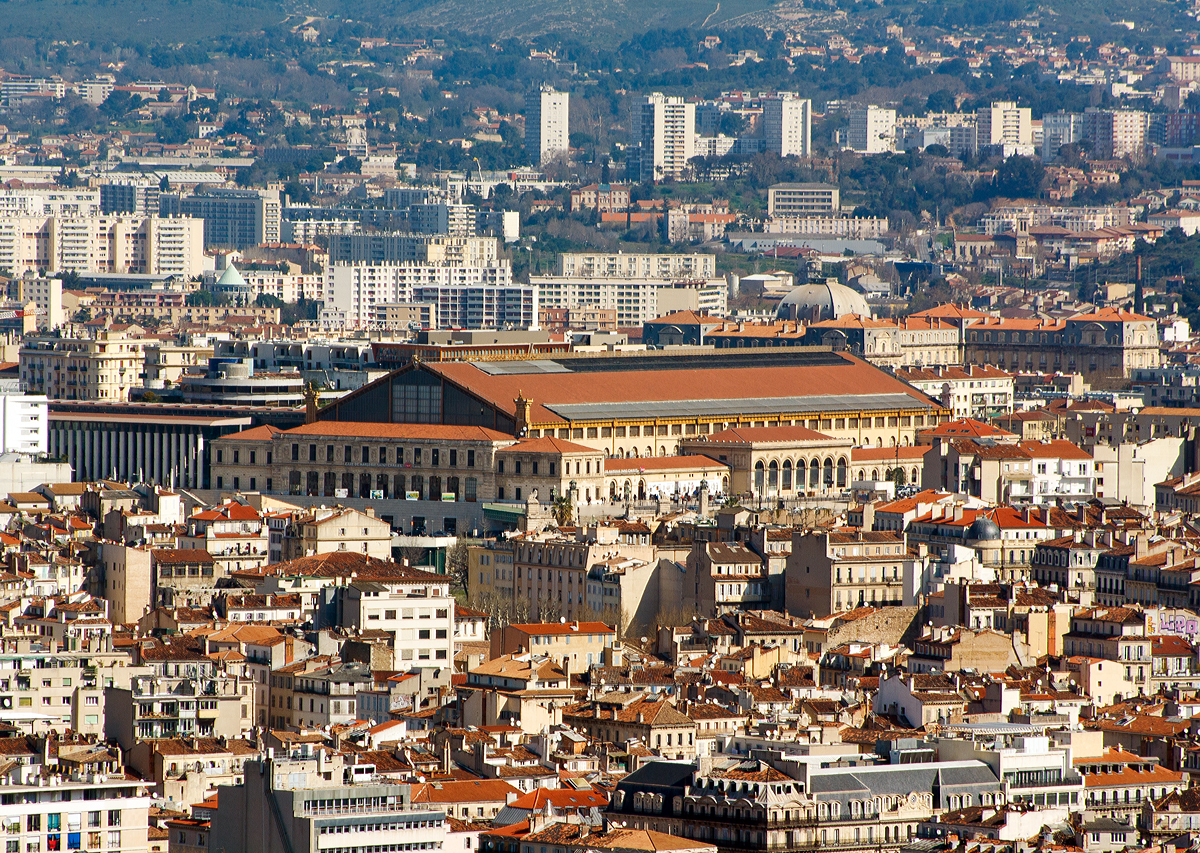 
Über den Dächern von Marseille....
Blick auf den Bahnhof von Marseille-Saint-Charles am 26.03.2015, aufgenommen unterhalb der Marien-Wallfahrtskirche Notre-Dame de la Garde. Die Fassade des Bahnhofs ist noch die Ursprüngliche aus dem Jahr 1848.