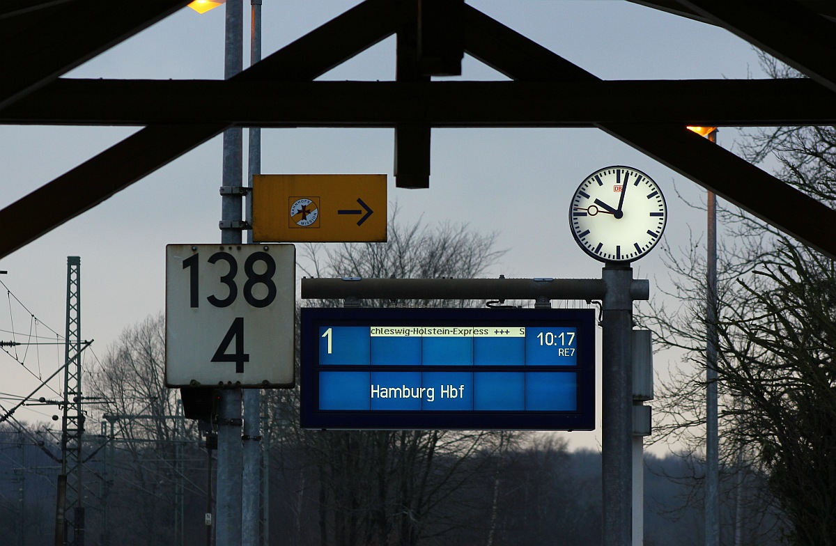 Um die Verwirrung der Fahrg�ste nach der Vollsperrung in Rendsburg perfekt zu machen wurde heute morgen im Bhf Schleswig am Regelgleis nach Flensburg ein RE7 nach Hamburg angek�ndigt...Schleswig 08.01.2016