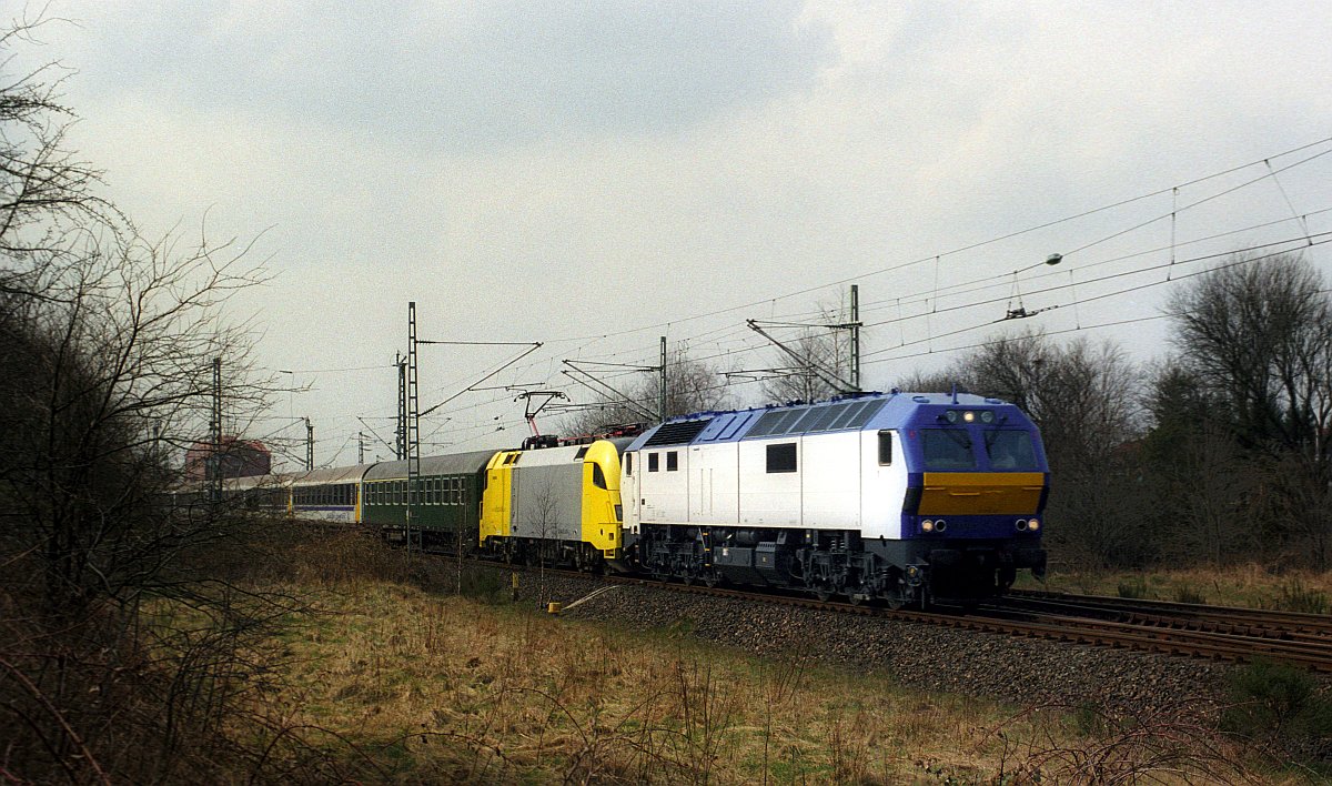 un weiß man auch wie der Ausdruck  Dieselelektrisch  zustande kam....Eine MaK DE 2700 zieht zusammen mit einer ES64U2, hier die 035, eine NOB nach Hamburg. Flensburg-Weiche 06.04.2005