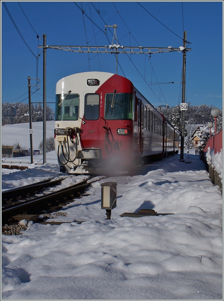 Und fährt nach kurzem Aufenthalt und Fahrrichtungswechsel Richtung Bulle. 
(Der  aufwirbelnede Schnee  beim Bt war leider ein Fleck auf der Linse, und bei dem Wetter kein Linsenputzer in der Nähe). 
21. Jan 2015