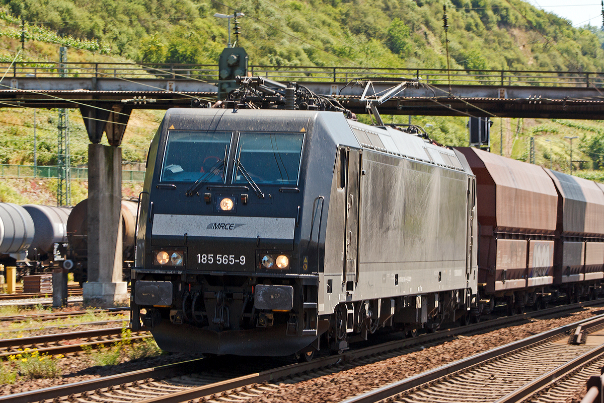 
Und noch eine schwarze MRCE und auch z.Z. für die NIAG (Niederrheinische Verkehrsbetriebe AG) fahrend, aber der feine Unterschied es ist eine TRAXX F140 AC2 (BR 185.2), dies kann man sehr gut erkennen an den Trittstufen und Griffstangen links und rechts der Puffer, eine 185.1 hat diese nicht.

Die MRCE (Mitsui Rail Capital Europe B.V) 185 565-9 mit einem leeren Kohlenzug fährt am 06.06.2014 durch Linz am Rhein in Richtung Norden. 
 
Die TRAXX F140 AC2 (BR 185.2) wurde von Bombardier in Kassel 2005 unter der Fabriknummer 33770 gebaut und an die MRCE geliefert. 
Sie hat die NVR-Nummer 91 80 6185 565-9 D-DISPO und die EBA-Nummer EBA 03J15D 018. Sie hat die Zulassungen für Deutschland, Österreich und Schweiz

