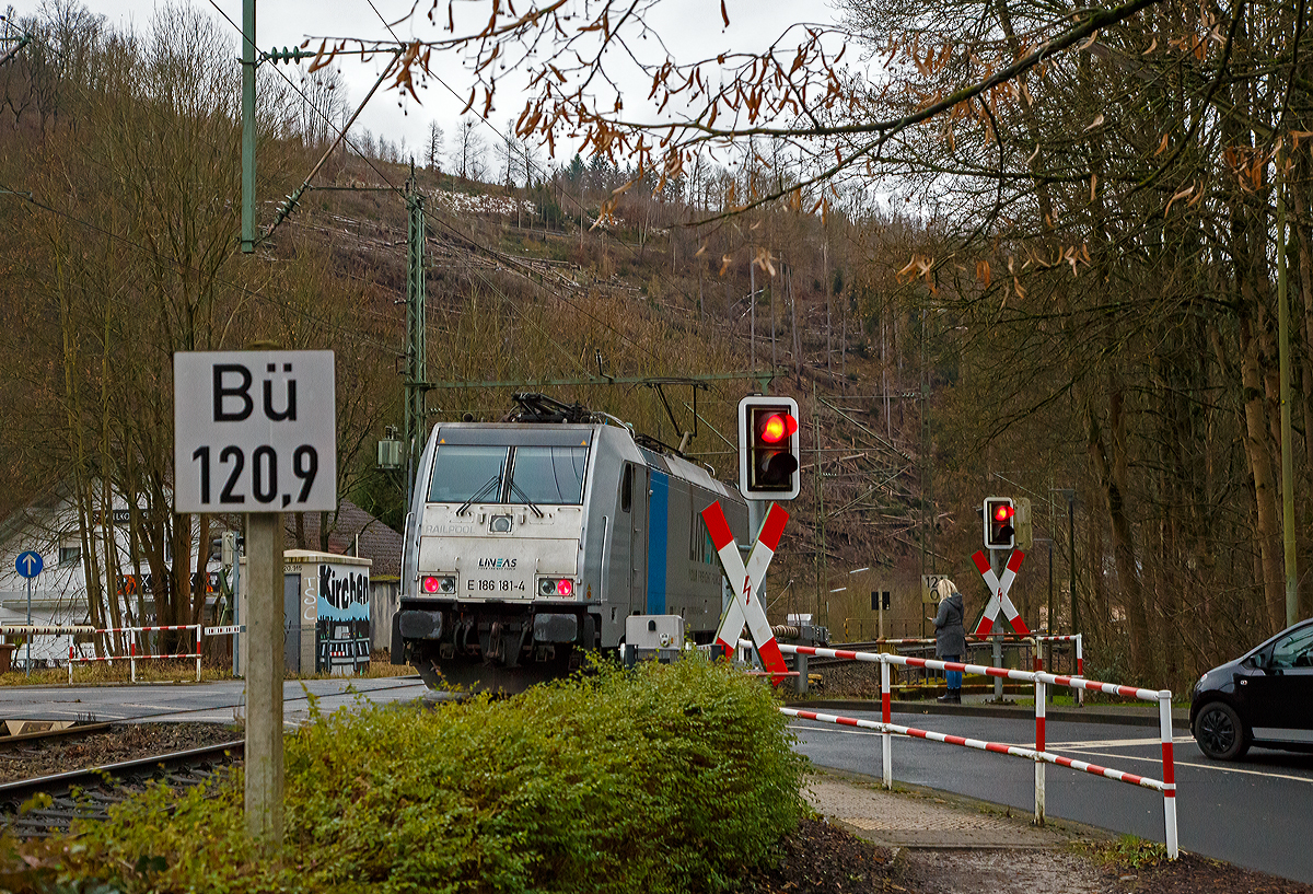 Und nochmal als Nachschuss am Bü 120,9.....
Die an die LINEAS Group NV/SA vermietete Railpool E 186 181-4 (91 80 6186 181- 4 D-Rpool) fährt am 07.01.2022, als Lz (Lokzug) bzw. Tfzf (Triebfahrzeugfahrt) durch den Bahnhof Kirchen (Sieg) in Richtung Köln. Die Lineas Group nv/sa (ex B-Logistics, ex B Cargo) ist eine belgische Schienengütergesellschaft.

Die Bombardier TRAXX F140 MS wurde 2008 von Bombardier in Kassel unter der Fabriknummer 34411 gebaut und an die Veolia Cargo Deutschland GmbH ausgeliefert und war an die ITL als 91 80 6186 181-4 D-ITL vermietet.  Im Jahr 2009 wurde sie an die Railpool GmbH (München) verkauft, Mieter waren u.a. die SBB Cargo Deutschland bzw. International, METRANS Rail, RTB Cargo, SNCB und die HSL Logistik, Seit 2020 ist sie an die LINEAS vermietet.

Die Multisystemlokomotive hat die Zulassungen bzw. besitzt die Länderpakete für Deutschland, Österreich, Belgien, Niederland, Tschechien und Slowakei (D/A/B/NL/CZ/SK).