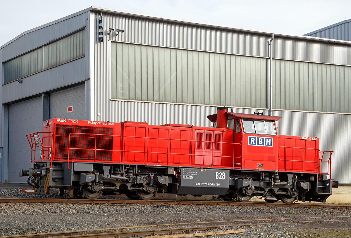 
Und in Seiteansicht....Die 275 815-9 (92 80 1275 815-9 D-KSW) eine MaK G 1206, ex Ruhrpott Sprinter RBH 828, ist am 08.11.2015 in Siegen-Eintracht abgestellt.

Die MaK G 1206 wurde 2000 von Vossloh (seit 1998 war MaK an Vossloh verkauft) unter der Fabriknummer 1001024 gebaut und an die LC - Locomotion Capital Ltd (ab 2003 Angel Trains Cargo, ab 2010 Alpha Trains Belgien) geliefert. Vermietet war sie an die RBH - RAG Bahn und Hafen GmbH, ab 2006 RBH Logistics GmbH, hier fuhr sie als RBH 828 „Ruhrpott Sprinter“. Seit Oktober 2015 fährt sie nun für die KSW.
