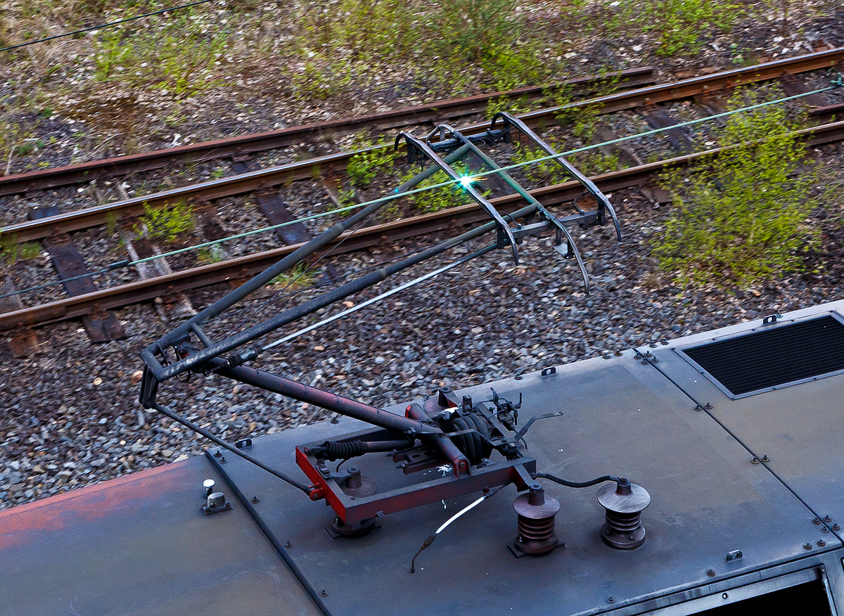 Und weiter geht es mit viel B�gelfeuer....
Blick von der Br�cke in Betzdorf-Bruche auf die DB Cargo 152 075-8 (91 80 6152 075-8 D-DB) die am 29.04.2021 mit ihrem KLV-Zug vom Rbf Betzdorf (Sieg) weiter in Richtung K�ln f�hrt. 

Deutlich sieht man den Lichtbogen (B�gelfeuer) DSA-200 Einholm-Stromabnehmer.  Die Schleifleisten sehen aber auch sehr abgenutzt aus.
