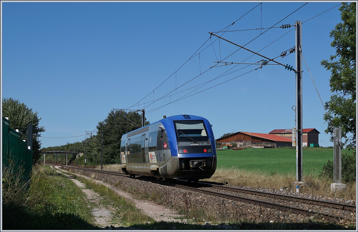 Und weiter geht die Fahrt des SNCF X 73767 als TER 895714 von Pontarlier (ab 11:28) nach Dole-Vile (an 12:45) nach dem Halt in La Rivière - Drugeon.

21. August 2019