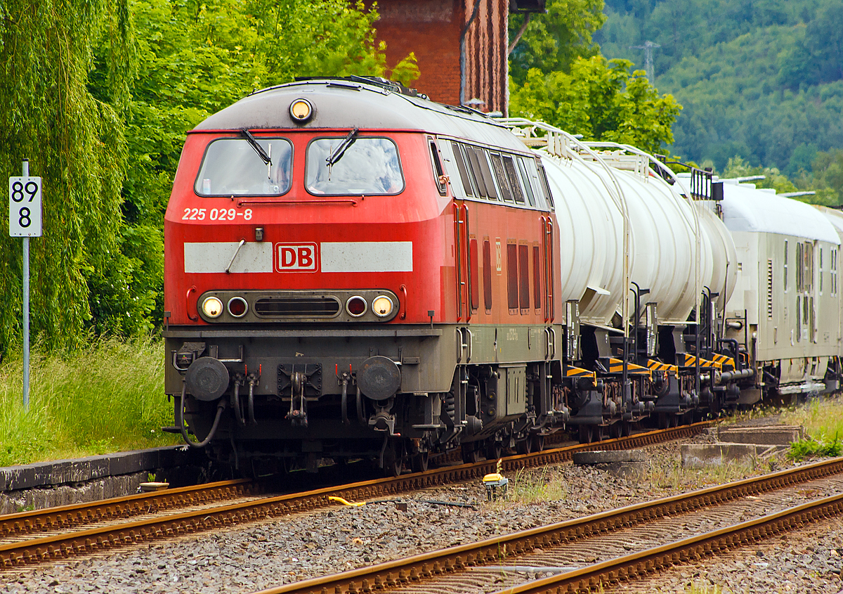 
Unkrautbekämpfungszug (Spritzzug) auf der Hellertatbahn (KBS 462) am 02.06.2012 in Herdorf. Hier im Detail (Teleaufnahme) die Zuglok 225 029-8 (92 80 1225 029-8 D-DB) der DB Schenker Rail Deutschland AG.