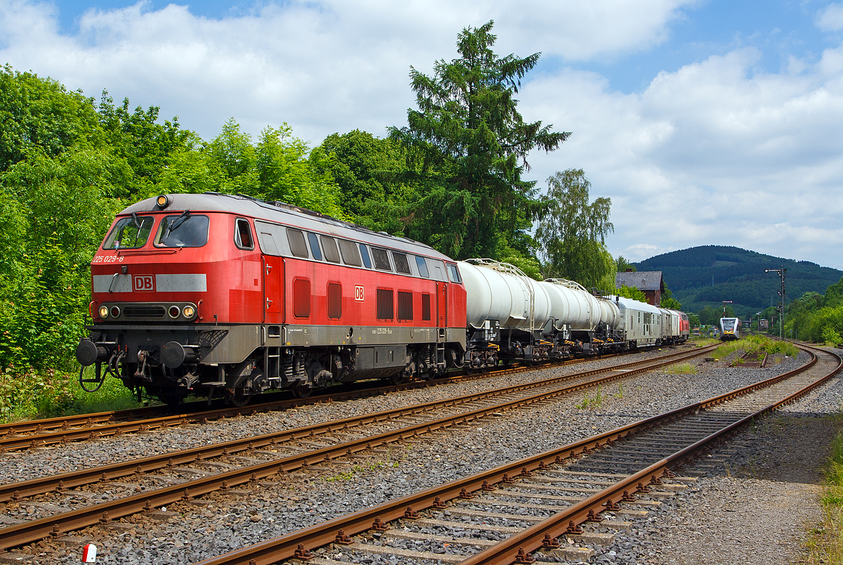
Unkrautbekämpfungszug (Spritzzug) auf der Hellertatbahn (KBS 462) am 02.06.2012 in Herdorf. Der Zug bestand aus: Diesellok 225 029-8, 2 Wasserwagen (60 80 0924 545-7  und  60 80 0924 544-0) , Spritzmittelwagen (60 80 092 4 541-6), Spritzwagen (60 80 092 3 019-4), Gerätewagen (60 80 092 3 881-7), Wohnwerkstattwagen (60 80 092 3 847-8) und am Schluß Diesellok 225 117-1 (92 80 1225 117-1 D-DB).