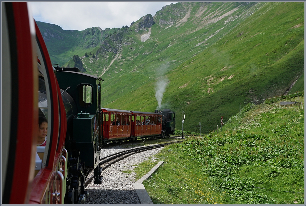 Unser bergwärts fahrender Zug BRB kreuzt in Oberstaffel die beiden talwärts fahrenden Züge mit den Loks H 2/3 N° 15 (Ölgefeuert) und H 2/3 N° 6 (Kohlegefeuert). 
7. Juli 2016