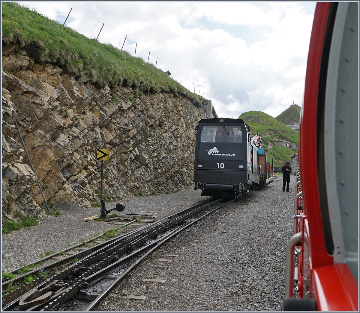 Unser Zug f�hrt bereits Tal w�rts, unmittelbar danach folgt der  Versorgungszug  mit der Hm 2/2 10. 
8 Juli 2016