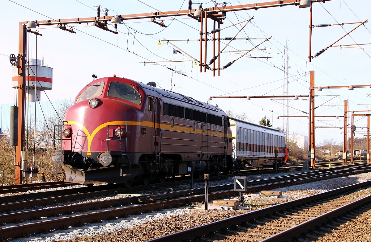 Unterstützt von der CFL Cargo MY 1146 fingen gleich nach der Ankunft die umfangreichen Rangierarbeiten an. Padborg 08.03.2014