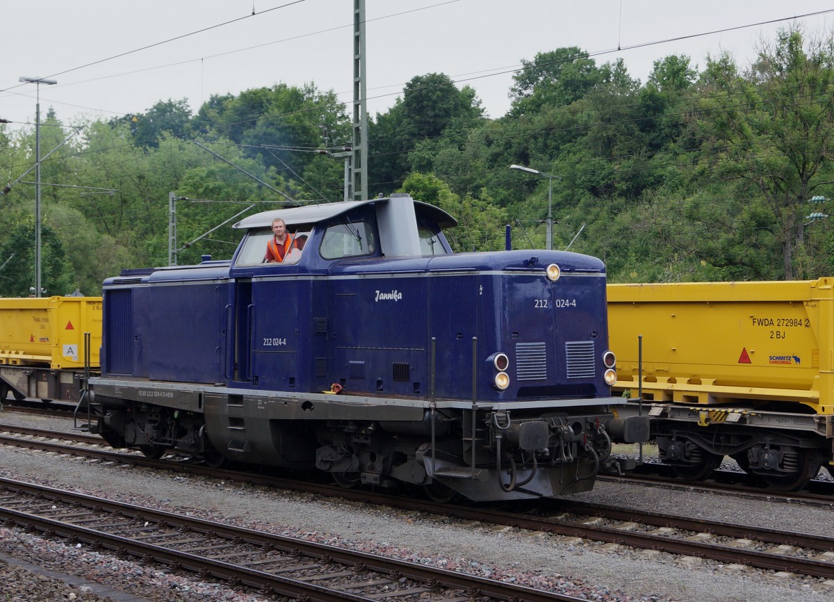 UTL: Die V 100 2024 im Dienste von UTL wartete am 18. Juni 2015 auf die Aushubwagen von Stuttgart 21 für den Weitertransport zum Steinbruch nach Deisslingen-Rottweil, wo sie entladen werden.
Foto: Walter Ruetsch
