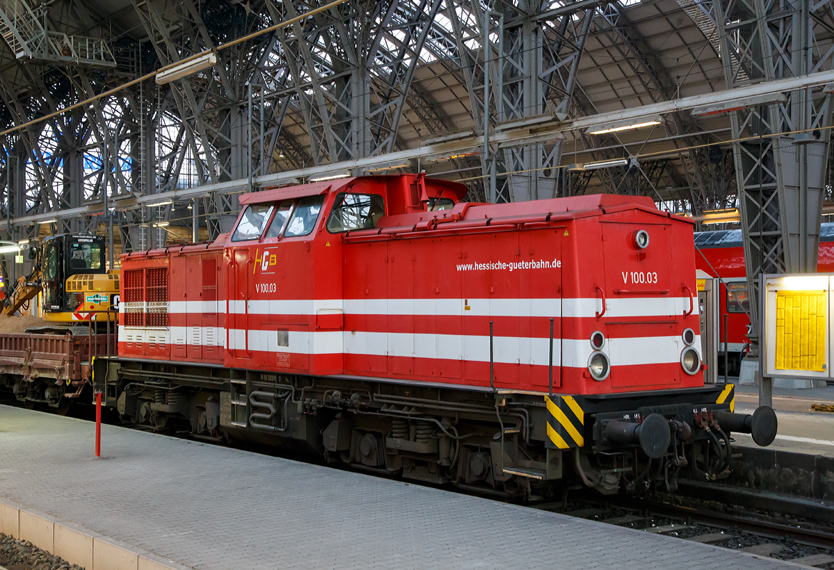
V 100.03 (98 80 3202 488-3 D-HGB) der HGB Hessische Güterbahn GmbH, ex DB bzw. DR 202 488-3, ex DR 112 488-2, ex DR 110 488-4, am 01.07.2015 im Hauptbahnhof Frankfurt am Main, im Bauzugeinsatz.

Die V 100.1 wurde 1972 von LEW (VEB Lokomotivbau Elektrotechnische Werke „Hans Beimler“, Hennigsdorf) unter der Fabriknummer 13527 gebaut und als 110 488-4 an die DR geliefert, 1989 erfolgte der Umbau in DR 112 488-2 (Remotorisierung unter Verwendung eines 12-Zylinder-Viertakt-Dieselmotor vom Typ 12 KVD 18/21 AL-4 mit 1200 PS (932 kW) Leistung im Raw Stendal) und 1992 die Umzeichnung in DR 202 488-3, ab den 1.12.1994 dann DB 202 488-3. Im Jahr 2000 erfolgte die Ausmusterung bei der DB.

Die Entwicklung der DR-Baureihe V 100 einer vierachsigen Diesellokomotive mit Mittelführerstand und hydraulischer Kraftübertragung erfolgte Anfang der sechziger Jahre bei VEB Lokomotivbau Karl Marx Babelsberg (LKM), die auch die ersten Prototypen bauten. Die Serienfertigung lief jedoch bei LEW.
